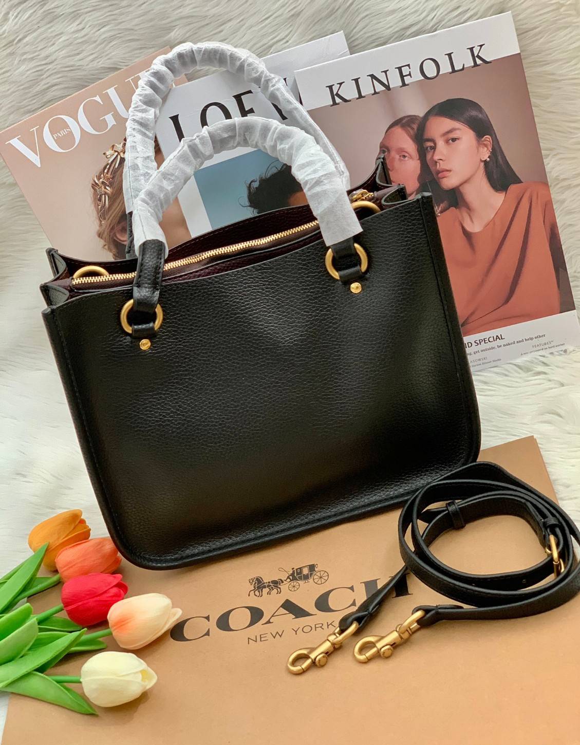 COACH C3889 TYLER CARRYALL 28 IN SIGNATURE CANVAS ((C3460//C3889)) รุ่นยอดฮิตที่สาวๆหลายคนเรียกร้อง กับกระเป๋าถือ/สะพายทรงสวย ที่มาพร้อมสายสะพายไหล่ในตัว และสายครอสบอดี้สำหรับสะพายข้าง ตัวกระเป๋าถูกแบ่งเป็นสัดส่วนสวยงาม มีช่องซิปกลางที่ใหญ่พอสมควร และยังม