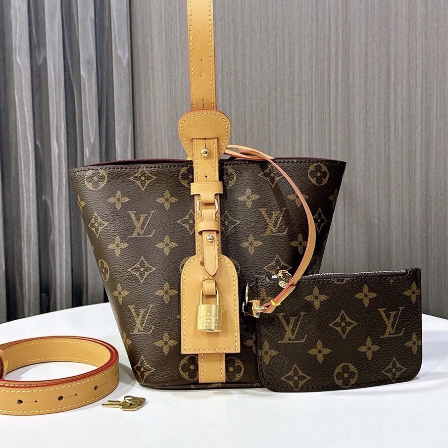 LV All In BB bag Monogram Canvas กระเป๋าทรงบัคเก็ต สุดไอคอนิกยกระดับความหรูหรา ปรับทรงใช้งานได้ 2 แบบ คุ้มแบบไม่มีเบื่อ มาพร้อมใบลูกเข้าเซ็ทแยกใช้งานได้