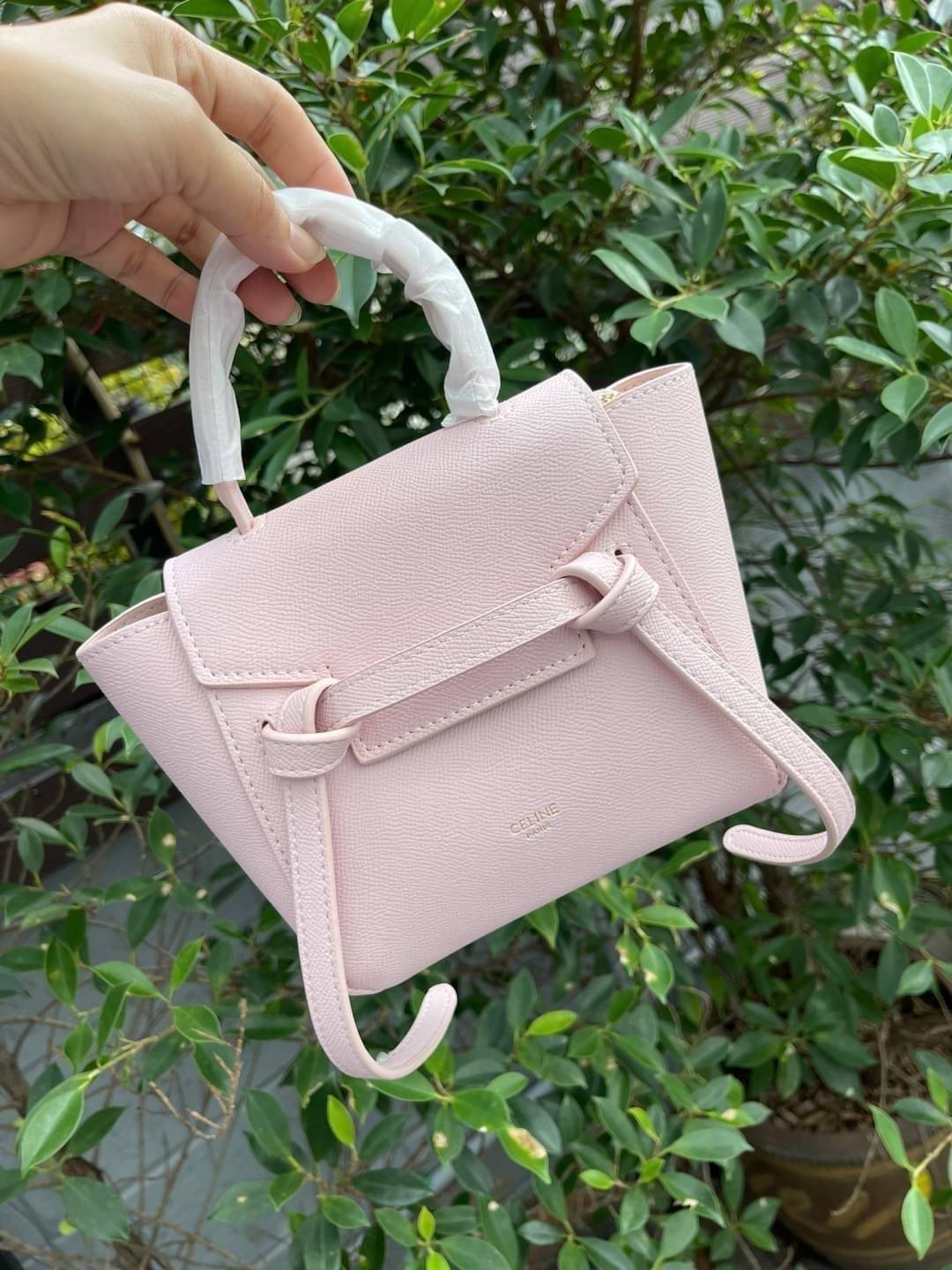 Celine Pico Belt Bag / Celine Belt Bag (ใบเล็ก) อีกหนึ่งคอลเลคชั่้นที่ได้รับความนิยมอย่างมาก บ่งบอกความเป็นตัวตนของแบรนด์ กลิ่นอายความคลาสสิก