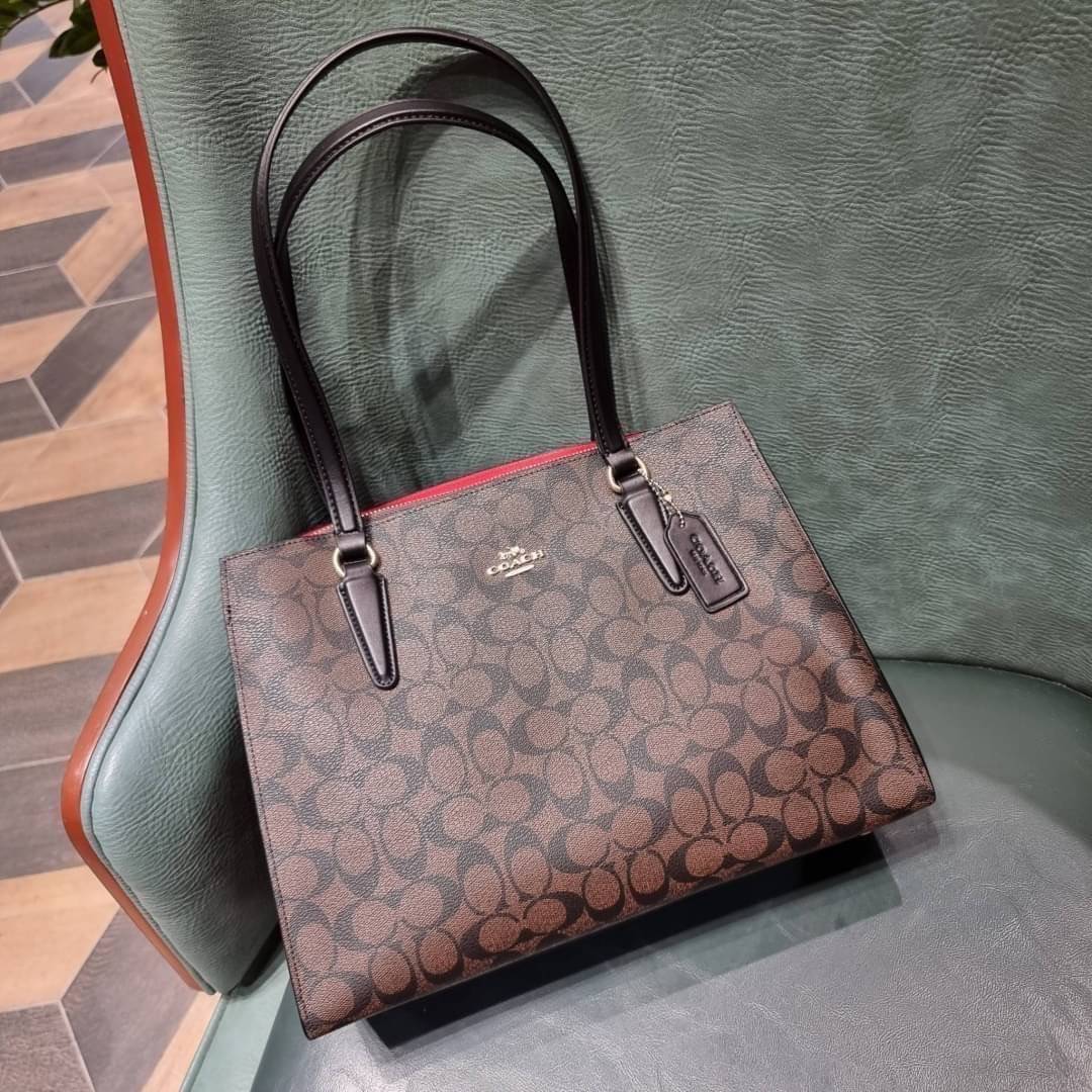 COACH C4075 TATUM CARRYALL IN SIGNATURE CANVAS คอลเลคชั่นใหม่ล่าสุด จัดมาให้ได้สวยก่อนใคร สวยหรูทุกสี!! ลุคผู้ดีต้องมาอีกหนึ่ง กระเป๋าสะพายทรงสวย ที่มาพร้อมสายสะพายไหล่ในตัว และสายครอสบอดี้สำหรับสะพายข้าง วัสดุหนัง crossgrain สวยคมมากๆ ตัวกระเป๋าถูกแบ่งเป