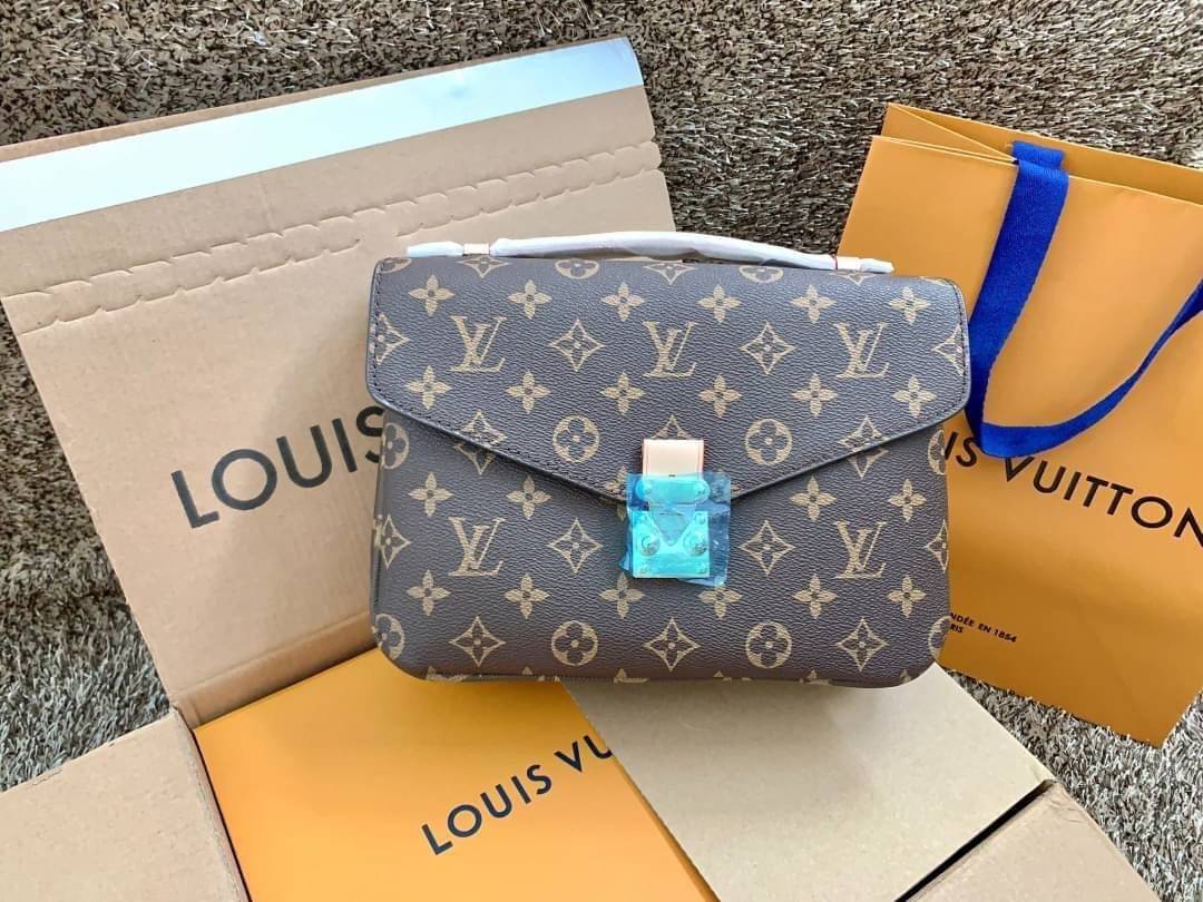 LV Pochette Métis ไอเท็มนำแฟชั่นที่น่าดึงดูดใจอย่างยิ่ง กระเป๋าที่มีรูปลักษณ์ทรงกะทัดรัดและใช้งานได้สะดวก หนังแท้แคนวาสอย่างดีเลยค่ะ ลาย Monogramอัญเป็นเอกลักษณ์ของแบรนด์ เปิด-ปิดแบบกดล็อคอะไหล่สีทองสวยงาม ภายในมี3ช่องกว้างสามารถใช้งานได้หลากหลายและจุของไ