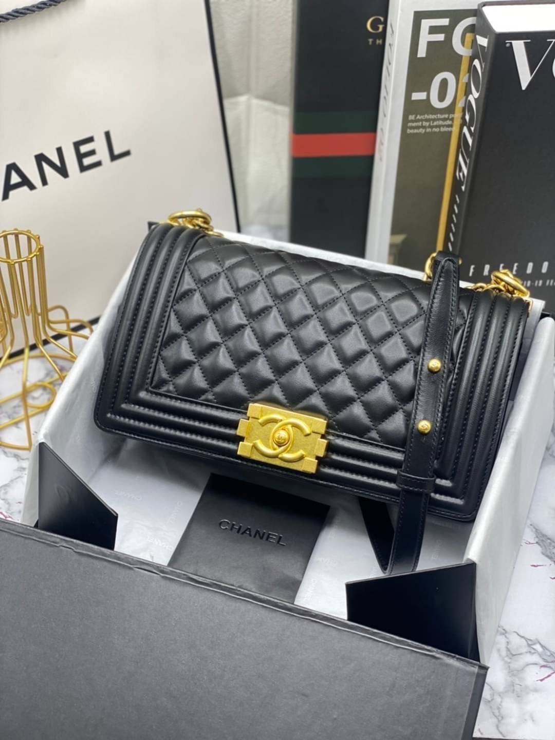 หนังแท้ CHANEL BOY 10" หนังเรียบ อะไหล่เงิน/ทอง พร้อมส่งที่ไทย หนังลูกวัวแท้ อะไหล่โลหะสีรูทีเนียม สวยคลาสสิกทุกยุคสมัย เกรดออริจินอล 1:1 ภาพสินค้าถ่ายจากงานขายจริง ใช้งานต่างประเทศได้