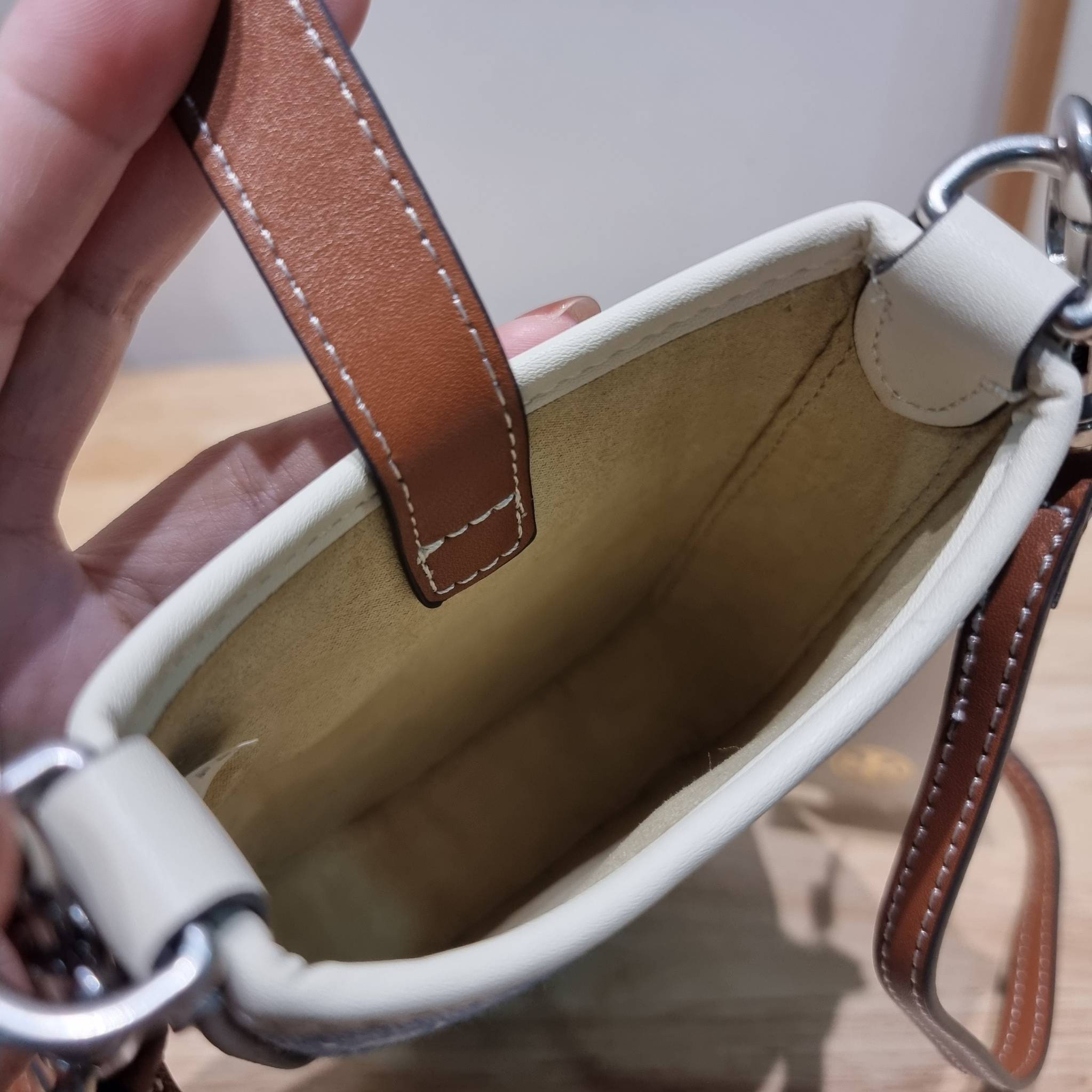 TORY BURCH T MONOGRAM DENIM PHONE CROSSBODY คอลเลคชั่นใหม่รับซัมเมอร์นี้ กับกระเป๋าสะพายข้างถนอมโทรศัพท์ ดีไซน์โทนสีฟ้า สวยคม วัสดุผ้าเดนิมตัดสลับหนัง