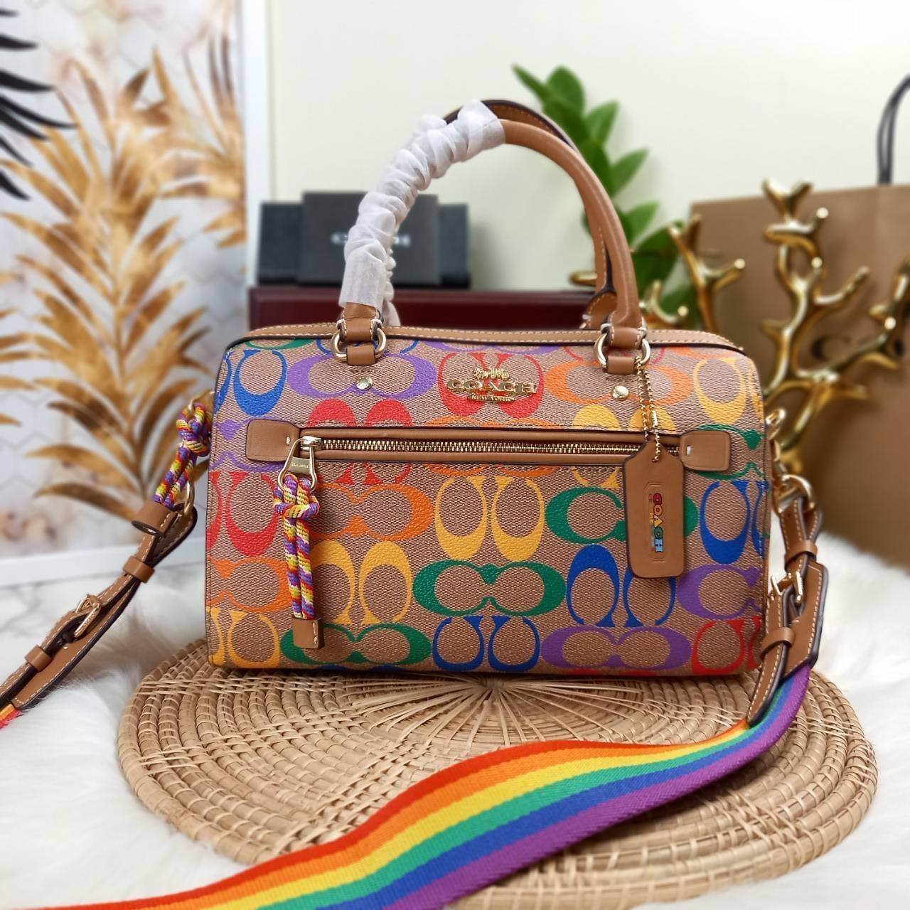 COACH ROWAN SATCHEL IN RAINBOW SIGNATURE CANVAS (COACH C4396)🌈 คอลเลคชั่นที่มาแรงที่สุด ร้อนแรงได้อย่างไม่มีแผ่วลงเลยสักนิด! โดดเด่น สดใส สะดุดตา🌈 ระดับตัวTOP ต้องยกให้เธอเลย กับ COACH ทรงหมอน 10" คอลเลคชั่นนี้// วัสดุหนังแคนว