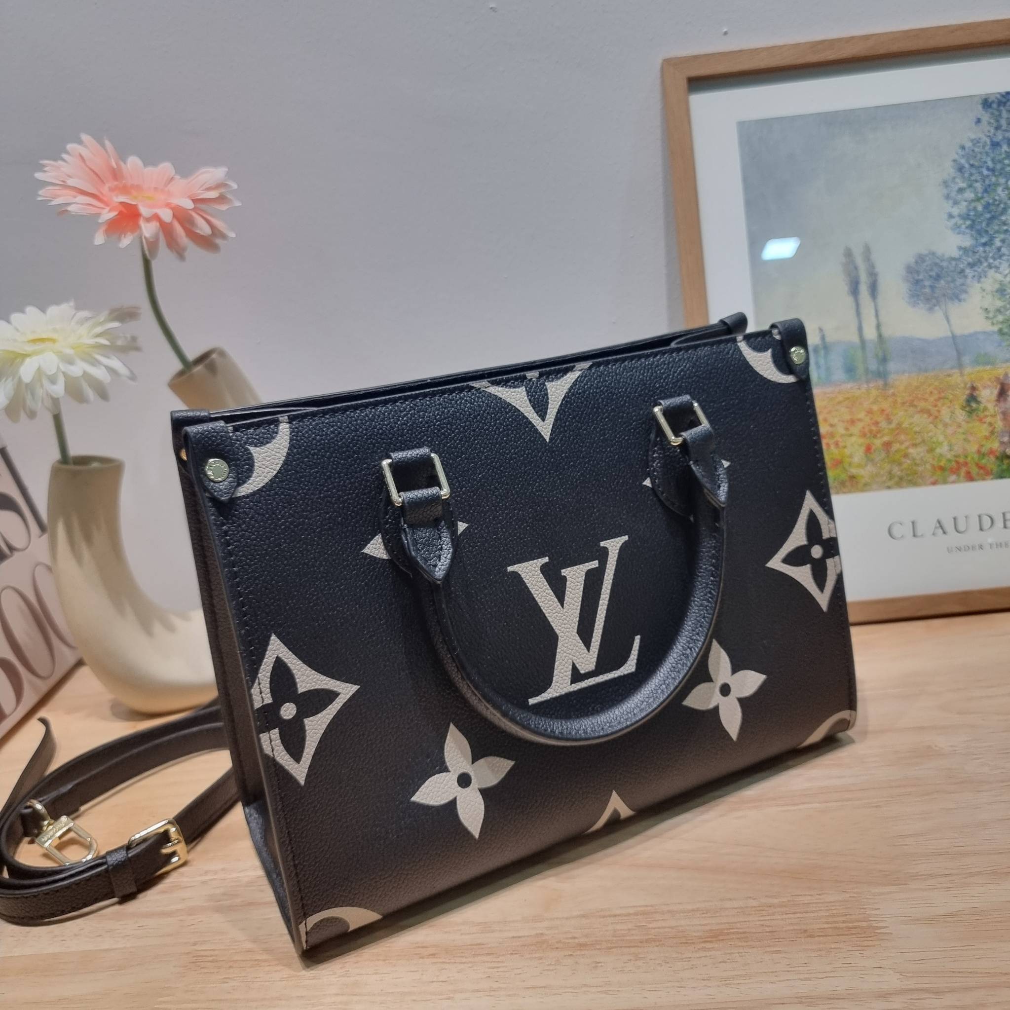 LV Onthego / LV crossbody tote bag กระเป๋าทรงโท้ทเวอร์ชั่นดั้งเดิม ที่คลาสสิค ผู้ดี หรูหรา โทนสีใช้งานง่าย ได้ทุกลุค ทุกสไตล์ วัสดุหนังลูกวัว ผิวลายเกรน มาพร้อมหูจับในตัว คล้องแขนก็ดูแพง หรือจะเกี่ยวสายครอสสะพายก็อัพลุคได้เลย ภายในโล่งกว้างมาก มีอะไหล่เกี