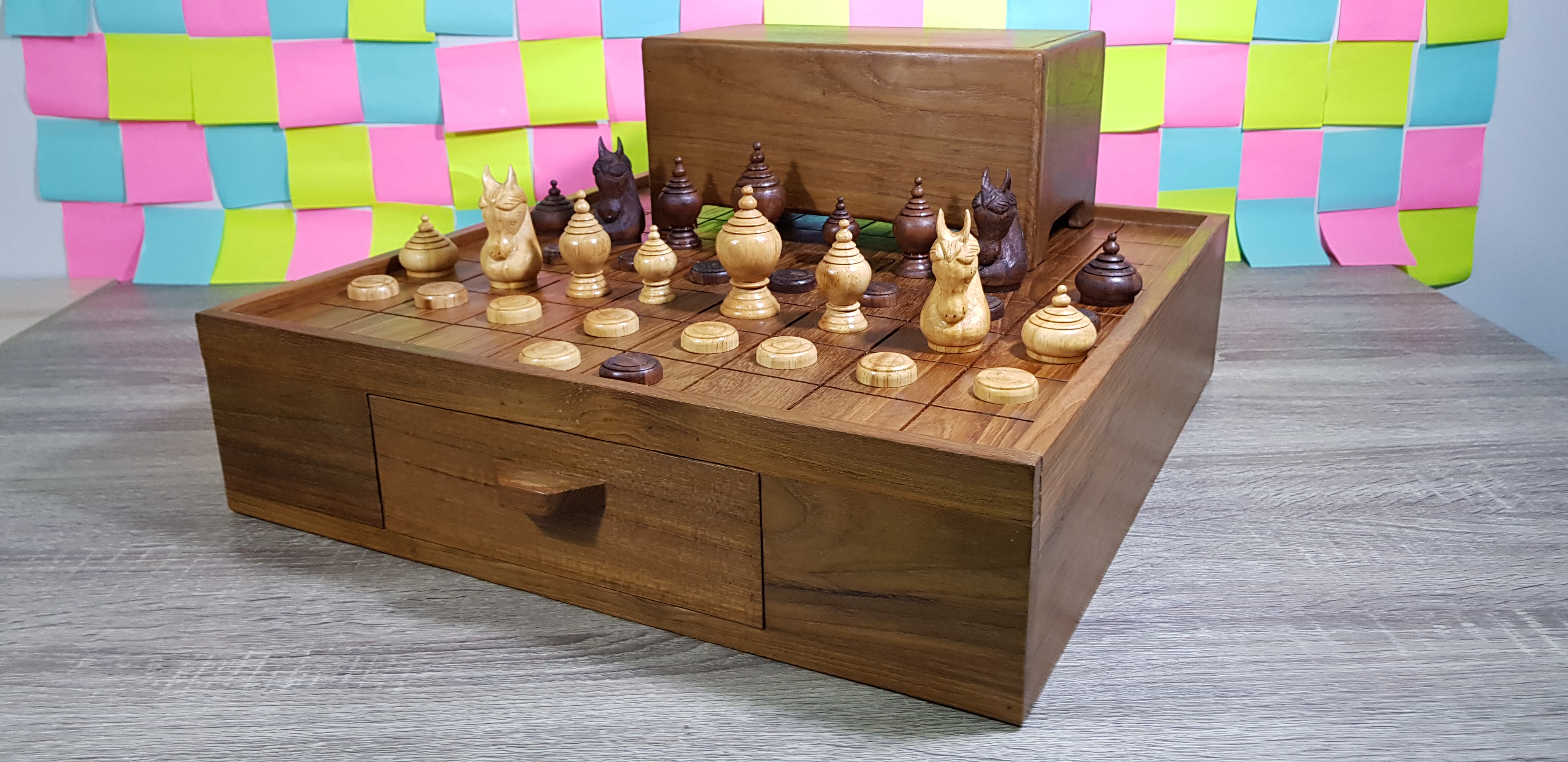 ชุดหมากรุกไทยคาณฑีวะพร้อมกระดานลิ้นชักไม้และกล่องไม้แบบมีช่อง