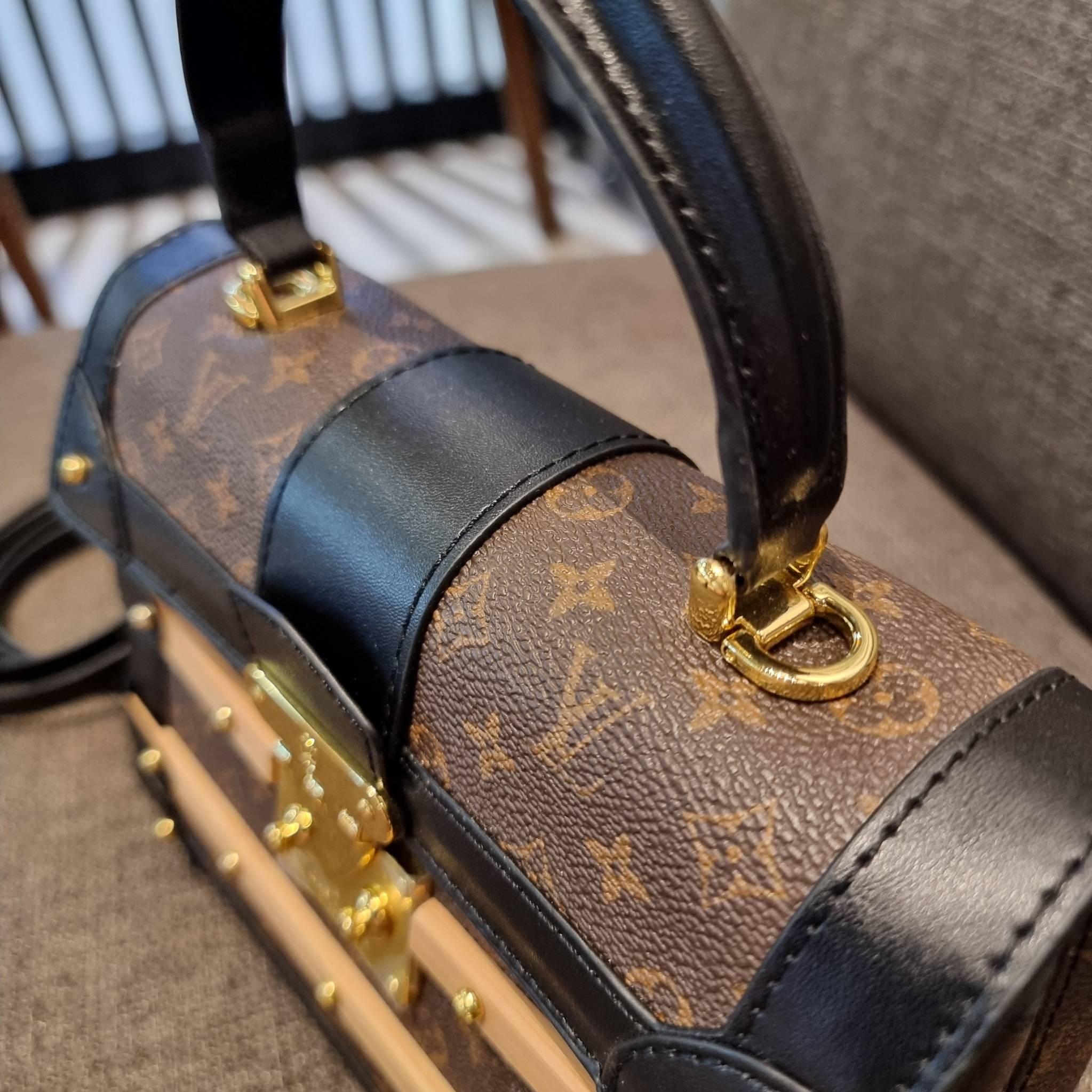 ใหม่ล่าสุดจาก LV monogram vintage box bag มาพร้อม box set สุดหรูรุ่นนี้ดีเทลยอดเยี่ยม เก็บรายละเอียดได้ดีและโดดเด่น ถือแล้วผู้ดีมาก!! วัสดุหนังแคนวาสสลับหนังแท้ เปิด-ปิดด้วยตัวบีบล็อค แน่นหนา ภายในโล่งกว้าง เลิศตรงที่เก็บทรง ขยายทรงด้านข้างได้ คอนโทรลด้วย