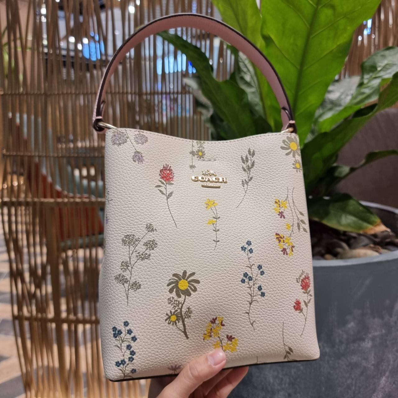 COACH C3598 SMALL TOWN BUCKET WITH SPACED WILDFLOWER PRINT คอลเลคชั่นใหม่ พร้อทเสิร์ฟความสวยก่อนใคร กระเป๋าทรงบัคเก็ตยอดฮิตตลอดกาล ดีไซน์ดอกไม้คละรอบใบ วัสดุหนัง pepble ดูผู้ดี ละมุนไปอีก ปากกระเป๋าเปิด-ปิดด้วยกระดุมแม่เหล็ก 2 ฝั่ง มีหูจับในตัวและสายสะพาย