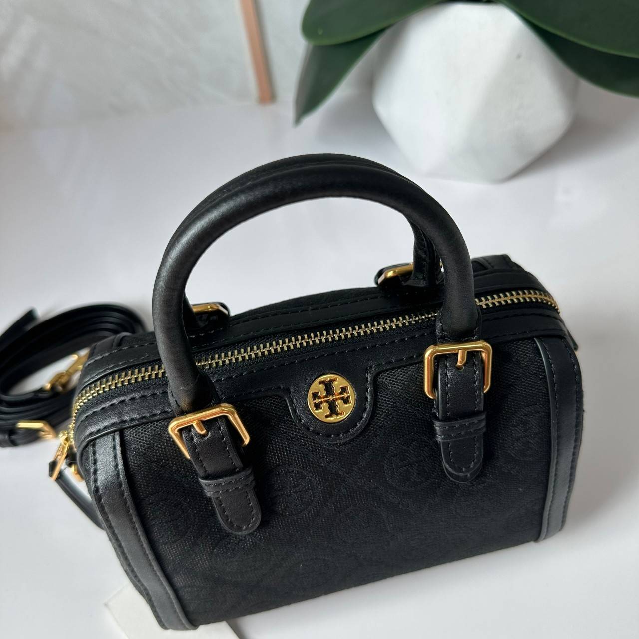 Small TORY BURCH T MONOGRAM PETITE BARREL BAG in black / Tory Bucket Bag สีดำคลาสสิก กระเป๋าทรงขนมจีบ กระเป๋าทรงหมอนดีไซส์มินิน่ารัก