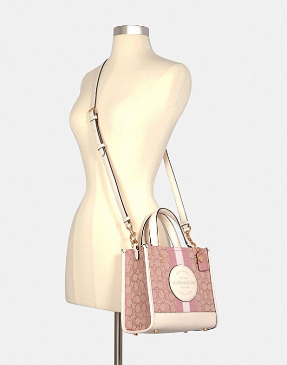 ใหม่ล่าสุด อดใจยังไงไหว💋 COACH Dempsey Field Tote 22 ((C5268//C5115)) พร้อมส่งความสวยที่ไทยค่ะ! กระเป๋าทรง Tote ขนาดพอเหมาะลำตัว พกพาง่ายสะดวกได้กับทุกๆวัน ด้านหน้าปั้มโลโก้แบรนด์ตัวใหญ่สวยค่ะ;เปิดปิดกระเป๋าแบบกระดุมแม่เหล็ก ภายในใส่กระเป๋าเงินใบย