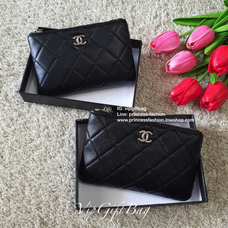 รุ่นที่ใครหลายคนรอคอย ❤️💚 CHANE VIP GIFT PURSE BAG กระเป๋าคล้องมือทรงมินิ จากงาน VIP GIFT แบรนด์ดังอย่าง CHANEL วัสดุหนัง PREMIUM PU สุดหรูเปิดปิดด้วยที่จับซิป LOGO อะไหล่เงิน ประดับโลโก้ ด้านในมีช่องใส่บัตรได้อีก3ช่อง มาพร้อมที่ใส่พวงกุญแจ