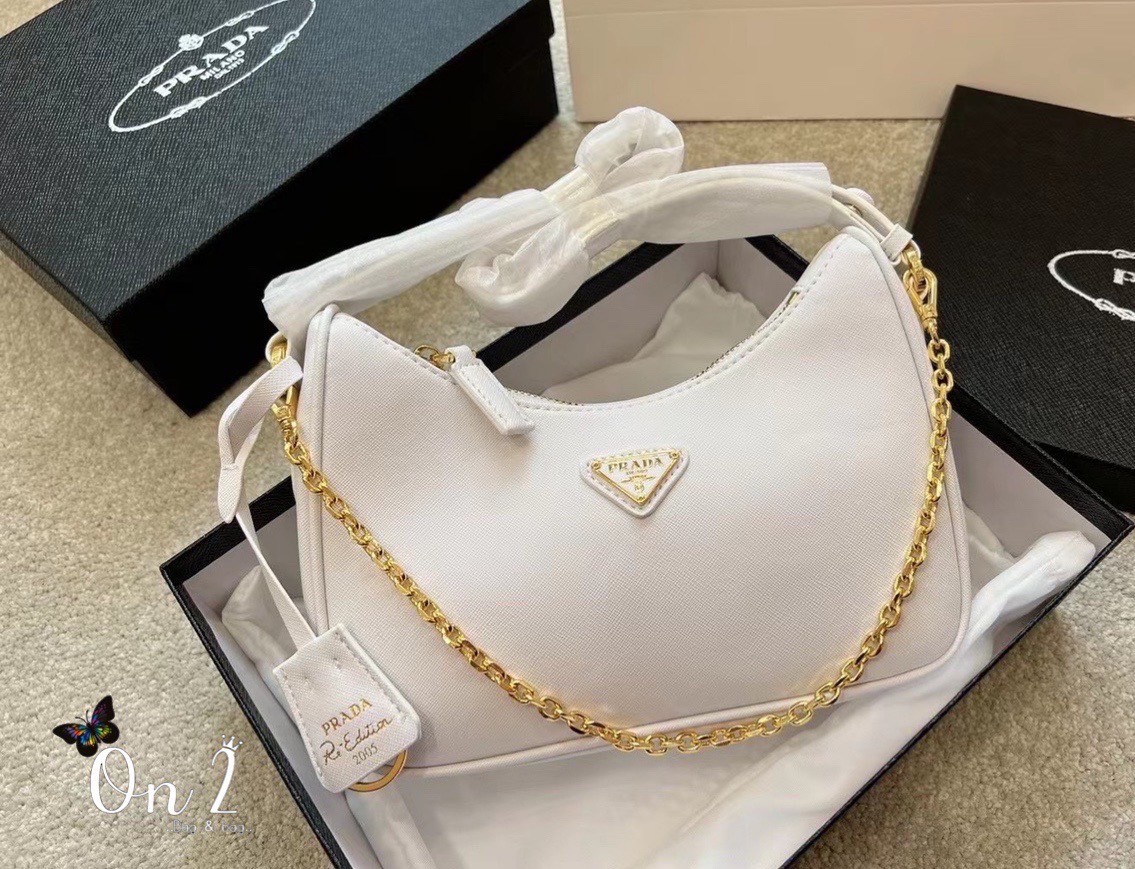 Prada Re-Edition 2005 Saffiano leather bag / PRADA COLLECTION SS22 🔥 HOTS ITEM มาเเรงสุดตอนนี้ น่ารักมากๆ สีพาสเทล สีสายฝอ มาแบบจัดเต็มมาก ถือเกร๋ๆคาเฟ่ต้องลงเเล้วล่ะเเม่ หรูหราเลยค่า ปังสุดดด
