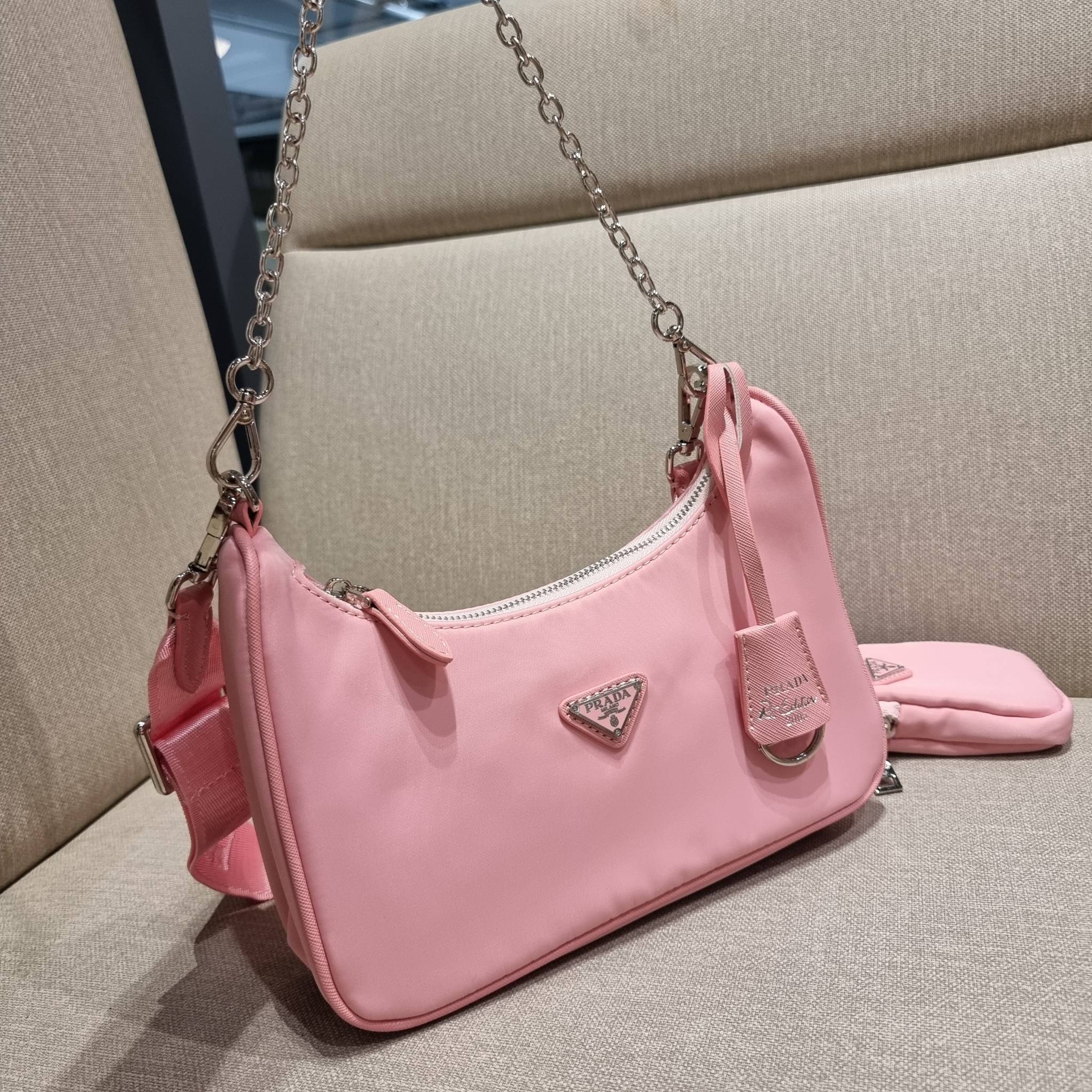 VIP 🥂 PRADA RE-EDITION 2005 RE-NYLON SHOULDER BAG ไอเท็มสุดปัง ที่ฮิตตลอดกาลไม่ว่าจะปีไหนๆ จัดให้ครบทั้งสีขายดีและสีใหม่ล่าสุด ที่สายคุณหนูห้ามพลาด!! กับกระเป๋าสะพายทรงคลาสสิค เหมาะเป็น everyday bag มากๆ วัสดุผ้าไนล่อนคุณภาพ พร้อมใบลูก ไว้ใส่เหรีย