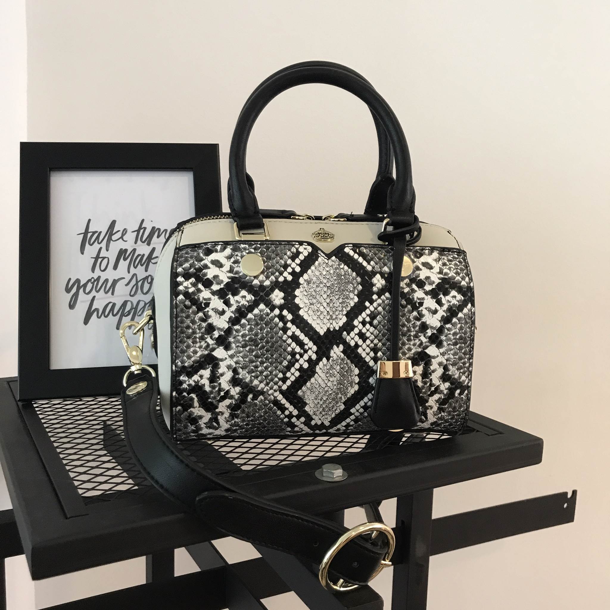 รุ่นใหม่ล่าสุด จากแบรนด์ KEEP ขนาด มินิ หนังลายงูสวยมากคะ ขนาดตอบทุกโจทย์การใช้งาน เห็นแล้ว หลงรักเลยคะ ตัวกระเป๋าขนาดกำลังดี จุของคุ้ม น้ำหนักเบา ดูแลรักษา มัน พร้อมสายสะพายยาว ภายในมีช่องซิป และช่องใส่ของจุกจิก 2 ด้าน เลยค่า หูกระเป๋าพับลงได้คะ