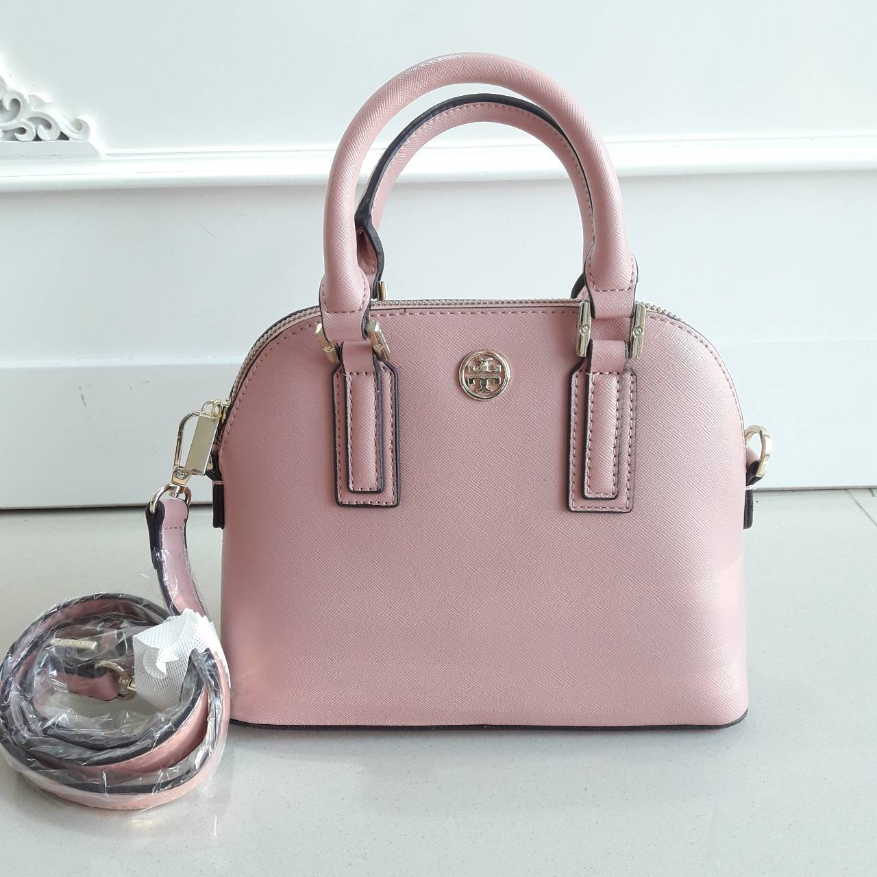 Don't Miss !! กระเป๋าแบรนด์ดัง TORY BURCH รุ่น SAFFIANO ZIP BAG กระเป๋าถือและสะพาย ลายหนัง saffiano อะไหล่ทองปั้มแบรนด์ ทรงสวยมาก ด้านหน้าติดโลโก้แบรนด์ เปิดปิดกระเป๋าด้วยซิปอย่างดีค่ะ ซับในเป็นผ้าทอลายแบรนด์สวยมากค่ะ มีช่องซิปหนึ่งช่อง ช่องเล็กสองช่