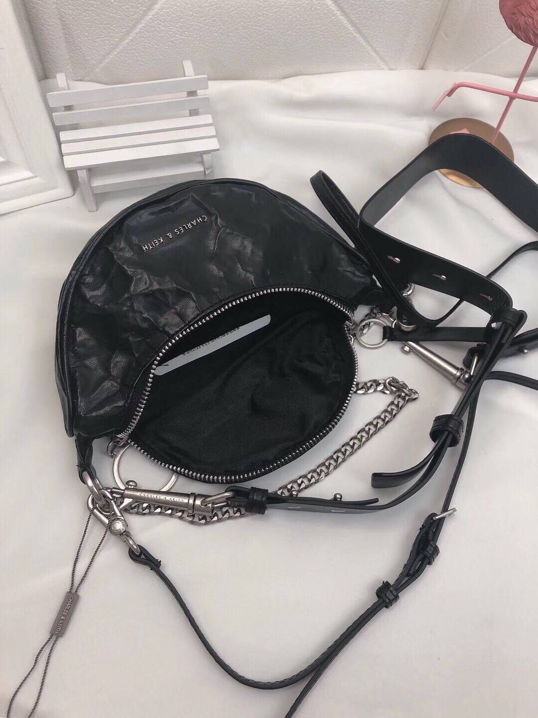 CHARLES & KEITH WRINKLED EFFECT RING ZIP TASSEL CROSSBODY BAG กระเป๋าสะพาย/คาดเอว/คาดอกรุ่นใหม่ล่าสุด เปิด-ปิดด้วยซิป ภายในโล่งกว้างมีช่องเล็กใส่บัตร จุของได้เยอะดีไซต์เก๋ไม่ซ้ำใคร สามารถสะพายได้หลายแบบไม่จำเจ ราคาสุดคุ้มห้ามพลาดค่ะ