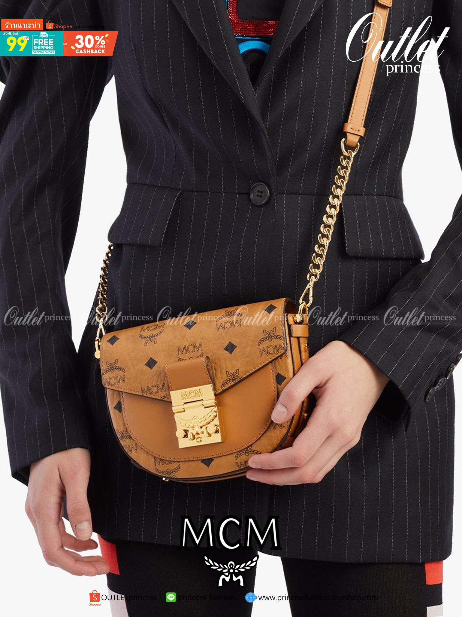 M.C.M MINI PATRICIA CROSSBODY IN VISETOS กระเป๋าสะพายไซส์มินิ แรงดีไม่มีตกน้า คอลเลคชั่นนี้ดีไซน์แปลกใหม่ ทรงโค้งมน สวยหรู ด้านข้างตกแต่งหมุดทองรอบใบ วัสดุตัวกระเป๋าเป็นหนังแคนวาสคุณภาพดี ภายในเป็นหนังกลับสีส้มโดดเด่นเป็นเอกลักษณ์ มีช่องใส่บัตรแยกให้ เปิด