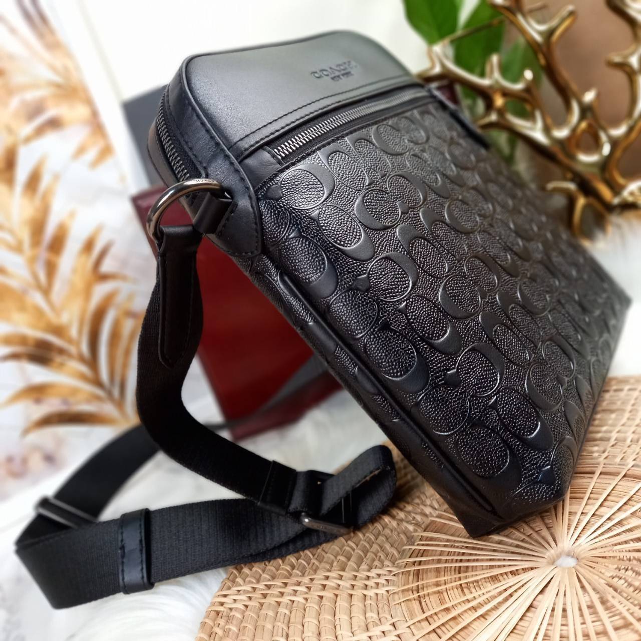 COACH HOUSTON FLIGHT BAG IN SIGNATURE LEATHER (COACH F73338) กระเป๋าสะพาย ลวดลาย C นูน SIGNATURE ที่ดูโดดเด่นมาก// วัสดุหนังแท้ทั้งใบ อยู่ทรงสวย// ด้านในโล่งกว้าง จุของได้เยอะ ด้านหน้ามีอีกช่องซิบไว้เก็บของสำคัญได้อย่างเป็นสัดส่วน ลงตัว เปิด-ปิด ด้วยซิบ/ 