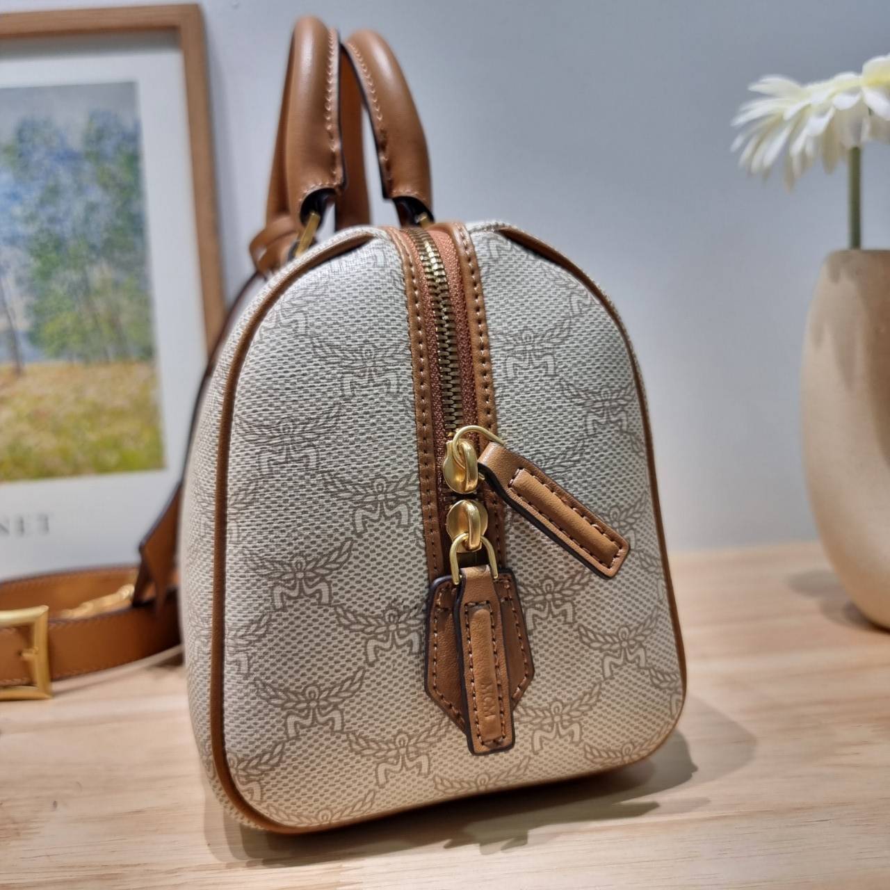 M.C.M SMALL ELLA BOSTON BAG IN LAURETOS กระเป๋าสะพายไอคอนิกโมโนแกรมใหม่ เกรดท็อปออริ สลับแท้ 1:1 เกรดดีสุด ใช้ต่างประเทศได้