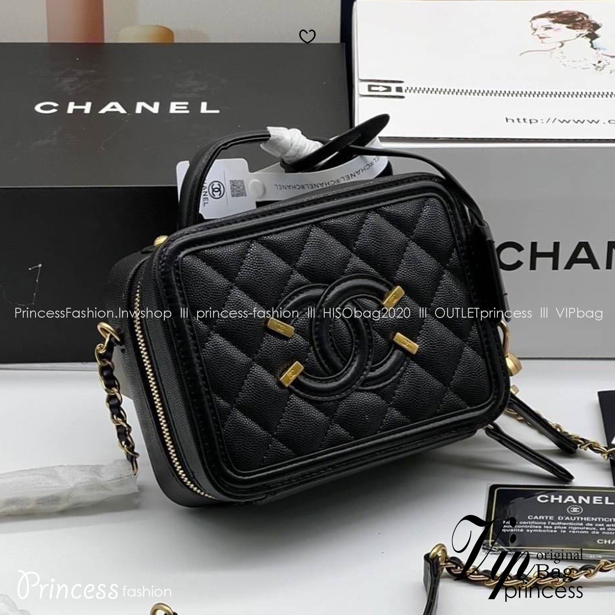 Chanel CC Filigree Vanity Case งานตามหาเข้าแล้วน้า พร้อมส่งมีจำนวนจำกัดนะคะ กระเป๋าสะพายทรงกล่องรุ่นยอดนิยม นอกจากความคลาสสิคของรูปทรง ตัวอะไหล่ก็ยังปรับเพิ่มดีเทลความหรูดูแพง