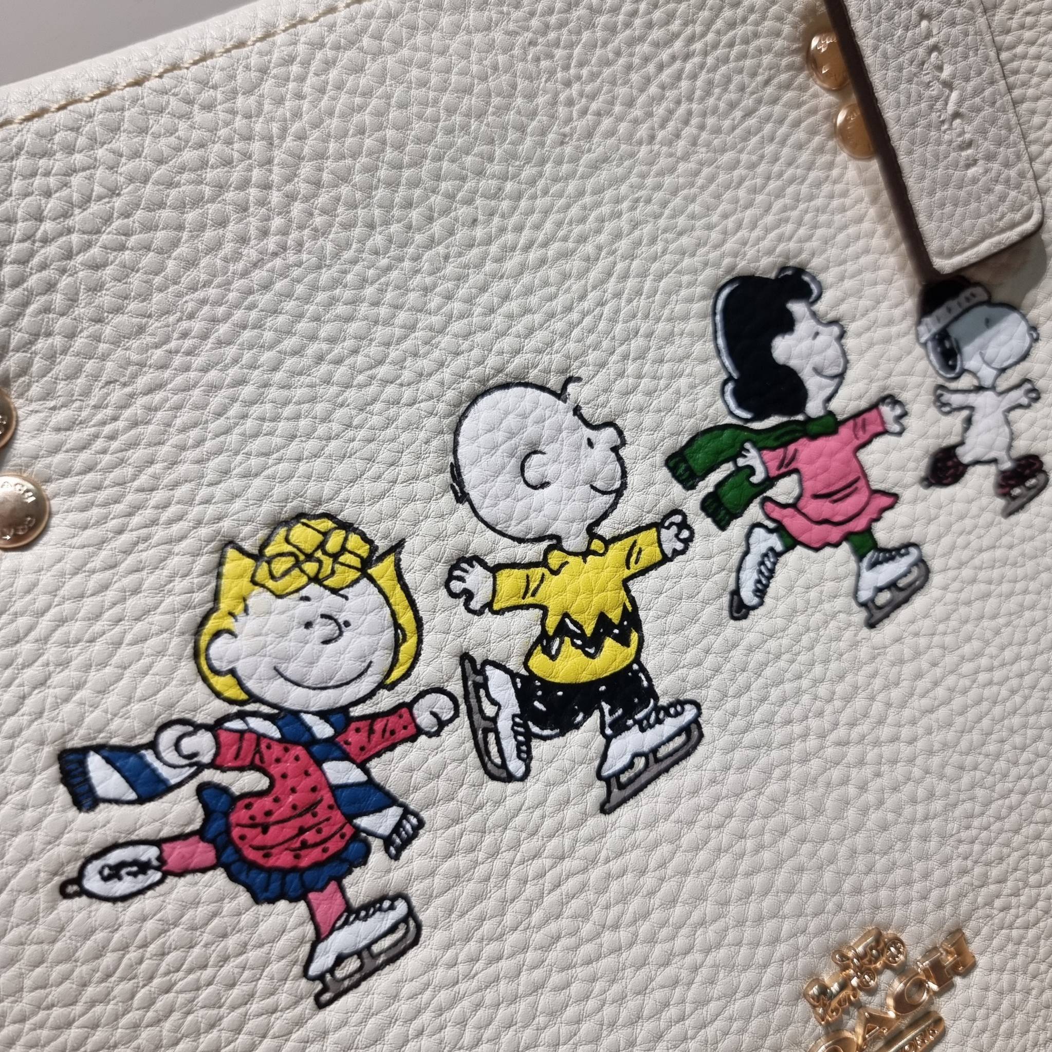 Coach X Peanuts Dempsey Tote 22 With Snoopy And Friends Motif CE850 คอลเลคชั่นใหม่ น้องน่ารักเกินต้านไปมาก!! กับกระเป๋าทรงโท้ท ไซส์กำลังสวย ดีไซน์ ลายการ์ตูนยอดฮิต ที่ใครๆก็ต้องรู้จัก พิมพ์คมชัดลงบนหนัง pepble ผิวสัมน่าใช้ ปากกระเป๋ามีกระดุมแม่เหล็กปิดกัน