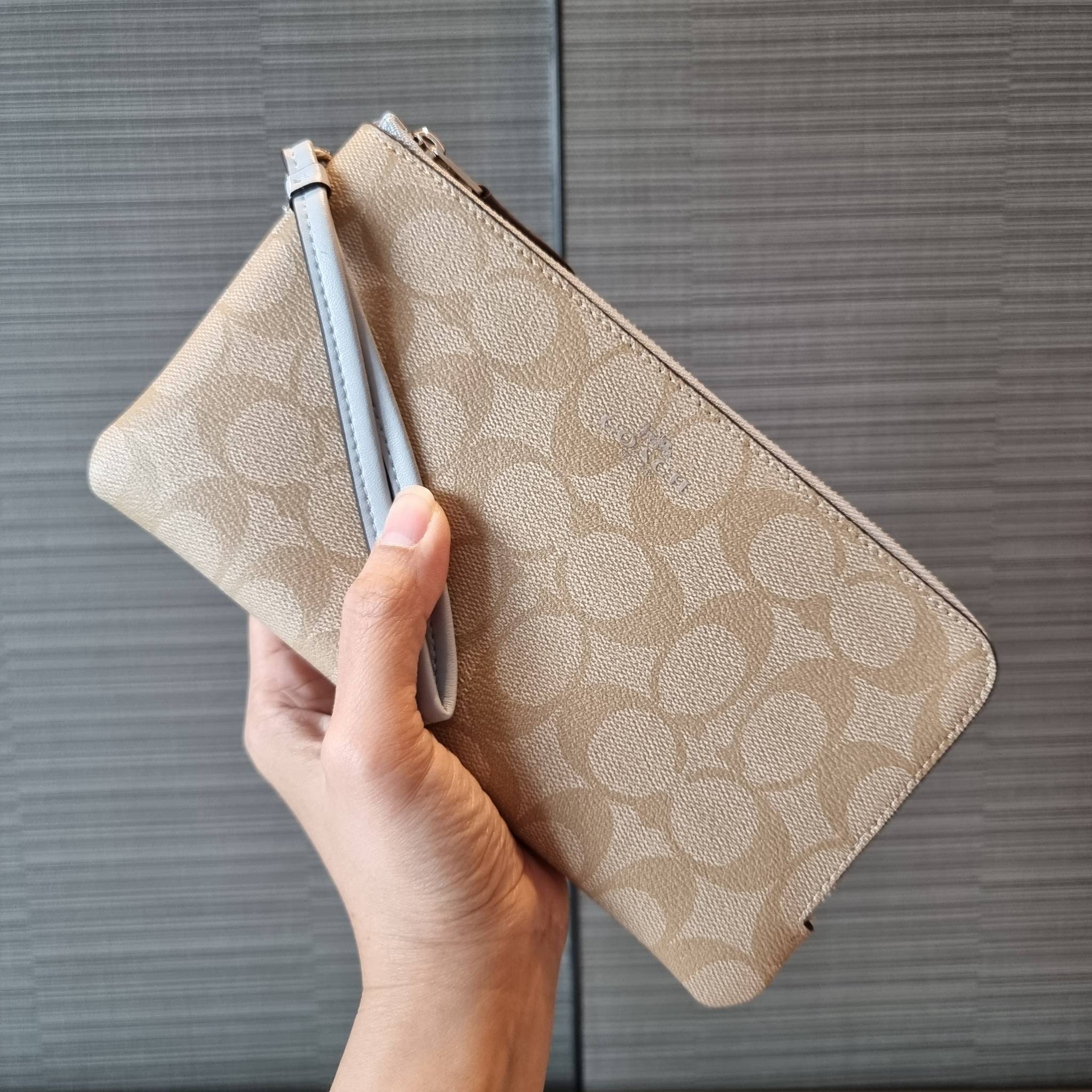 COACH F54057 DOUBLE ZIP WALLET IN SIGNATURE กระเป๋าคล้องมือ size L ใบนี้ใส่มือถือได้ทุกรุ่น ขนาดกำลังดี พกพาสะดวกมากๆ วัสดุหนังสังเคราะห์ ภายในเป็นผ้าสีสวยคม ใส่ธนบัตร ใส่บัตรได้เยอะ ใส่มือถือได้สบายๆทุกรุ่น ตอบโจทย์สาวๆที่ไม่ชอบพกเยอะวุ่นวายจ้า ใบนี้เอาอ