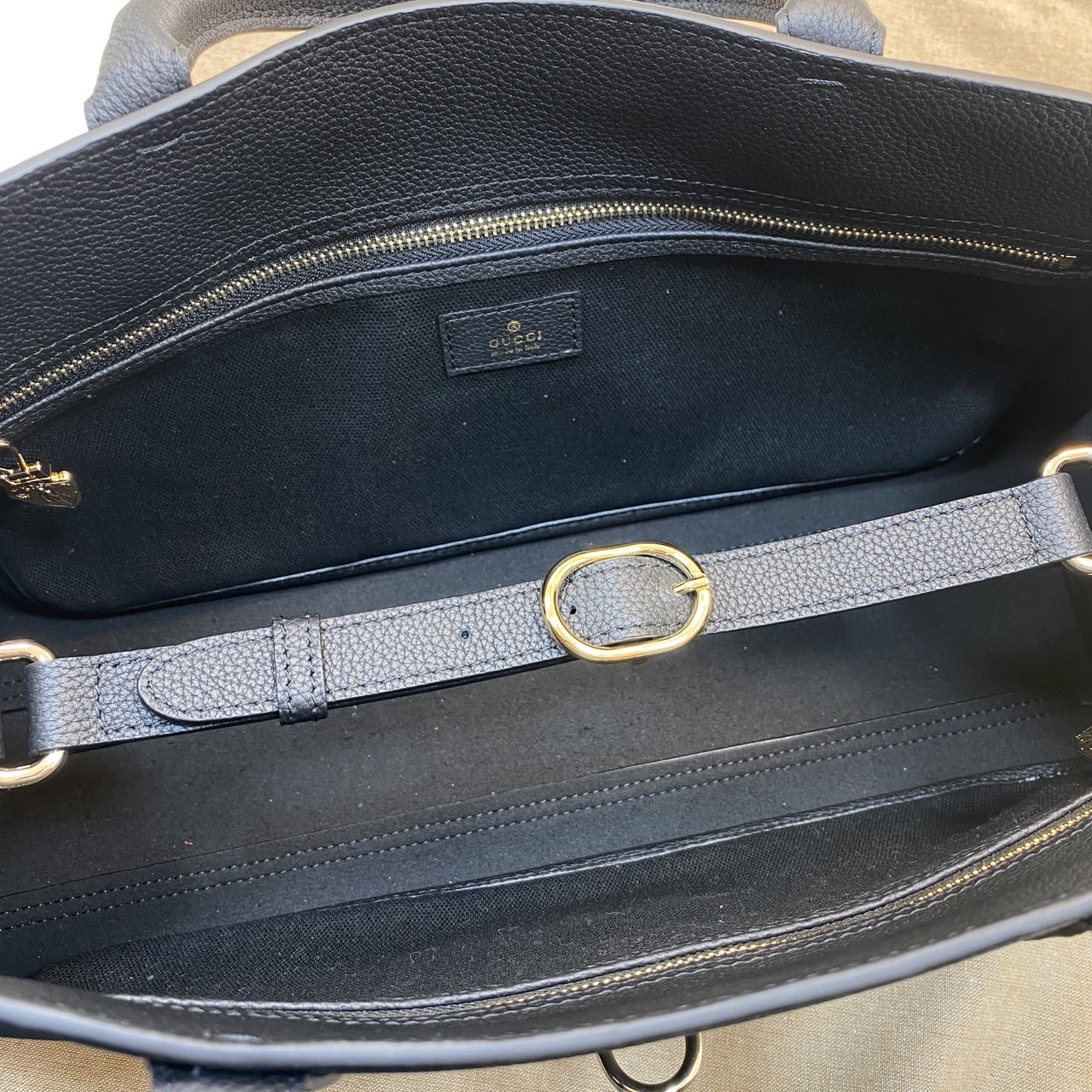 GUCCI MEDIUM TOTE BAG WITH HOOK CLOSURE / Gucci medium tote bag กระเป๋าทรงโท้ทสไตล์ใหม่ล่าสุด เกรดออริ 1:1 สลับแท้ ใช้งานต่างประเทศได้ ภาพถ่ายจากงานจริง