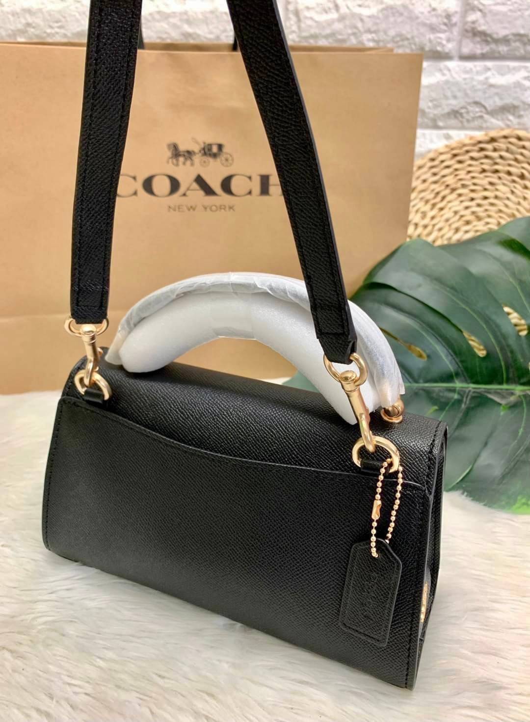 COACH TILLY SATCHEL 23 ((C1802//C1439/C1435)) พร้อมส่งที่ไทยทันทีค่ะ! กระเป๋าสะพายครอสบอดี้ร์หรือหิ้วก็เก๋ไปอีกค่ะ หนังแท้สวยงาม เปิดปิดกระเป๋าแบบหมุนล็อค ภายในมี2ช่องหลัก ใส่กระเป๋าเงินใบกลางได้;มือถือได้ทุกรุ่น;ของจำเป็นสาวๆได้ครบค่ะ;มีช่องซิปกลางและช่อ