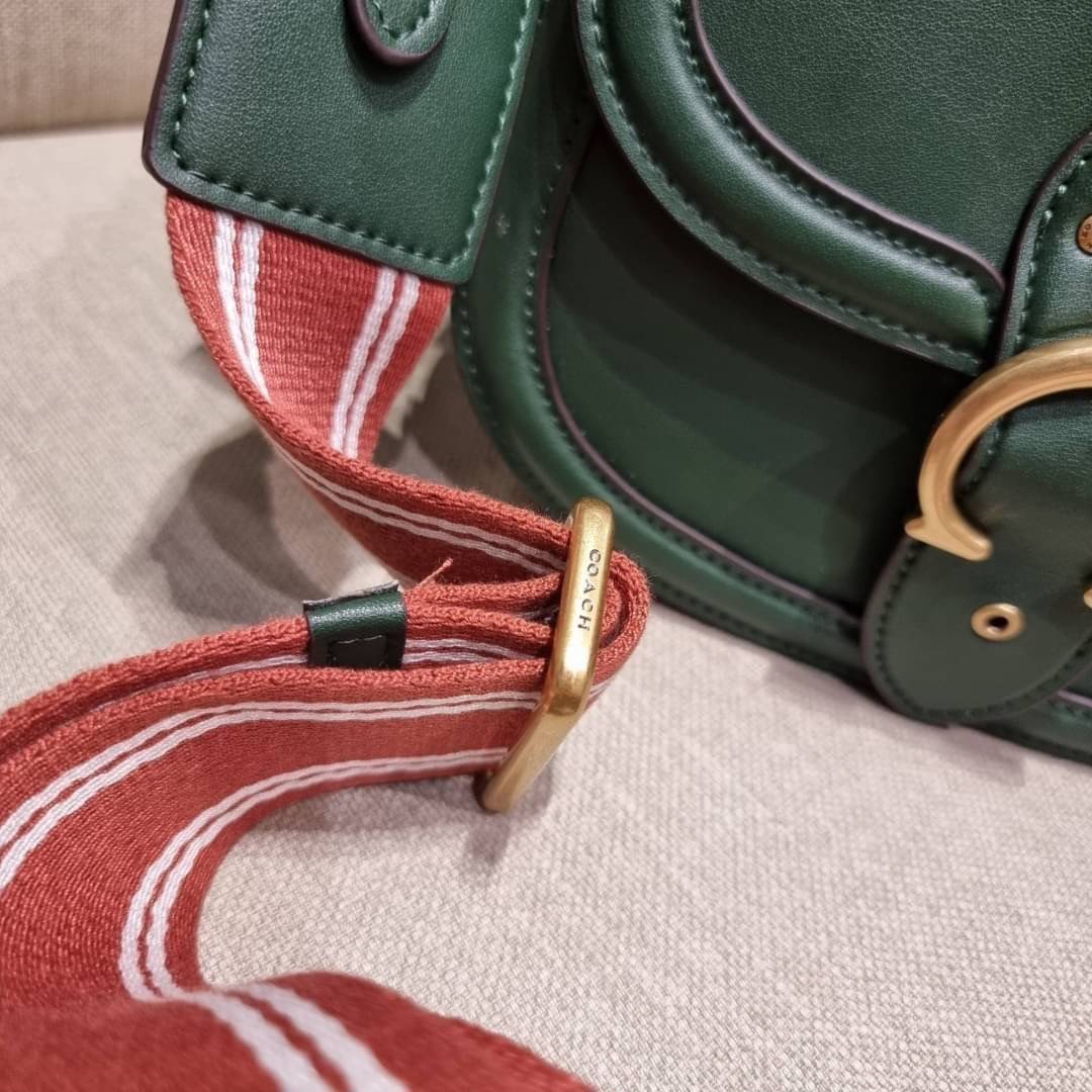 COACH C0749 BEAT SADDLE BAG The best item! ที่สาวๆรอคอย! ฮอตไฟลุก! สีหายาก ละมุนคุณหนู คอลเลคชั่นใหม่ ดีไซน์หรูหรา พิเศษมากๆมาพร้อมสายสะพาย 2 เส้น ใช้คู่กันหรือแยกสะพายก็สวยครบสูตร กระเป๋าสะพายทรง saddle คลาสสิค วัสดุหนัง glove-tanned ทนทาน เปิด-ปิดด้วยกร