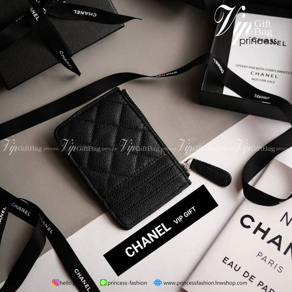 BEST SELLER!! พร้อมส่งอีกครั้งค่า!!! งานหรูเว่อวัง พร้อมส่งคะ CHANEL CARD HOLDER IN BLACK 💳 จากพรีเมี่ยมกิ้ฟแบรนด์หรูอย่าง CHANEL ดีไซน์สวยเก๋ ประดับ LOGO BRAND **อะไหล่เงิน ขนาดกำลังน่ารัก ใส่บัตรได้ถึง 4 ใบ(ยังไม่รวมช่องซิป) พกพาสะดวก ด้านในเปิด