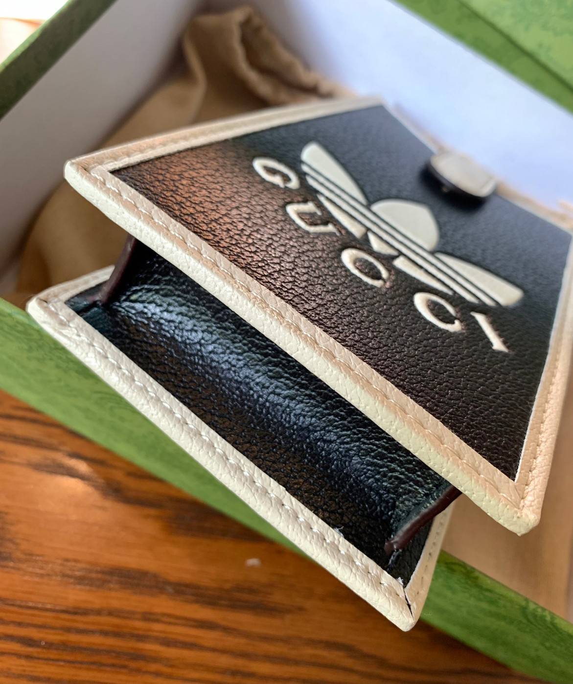 VIP 🥂 LIMITED EDITION Gucci x adidas Phone Case ไม่มีได้ยังไง สวยขนาดนี้ ที่หนุ่มๆสาวๆต้องมีติดตัวค่ะ 💙กระเป๋าใส่มือถือ หนังแท้ 🔺สีน้ำตาลอมเหลือง สัสดุJacquard ทอลายGG ค่ะ ด้านหน้าทั้ง3สี มีโลโก้แบรนด์แบบนูนอันเป็นสัญลักษณ์ของคอลเล