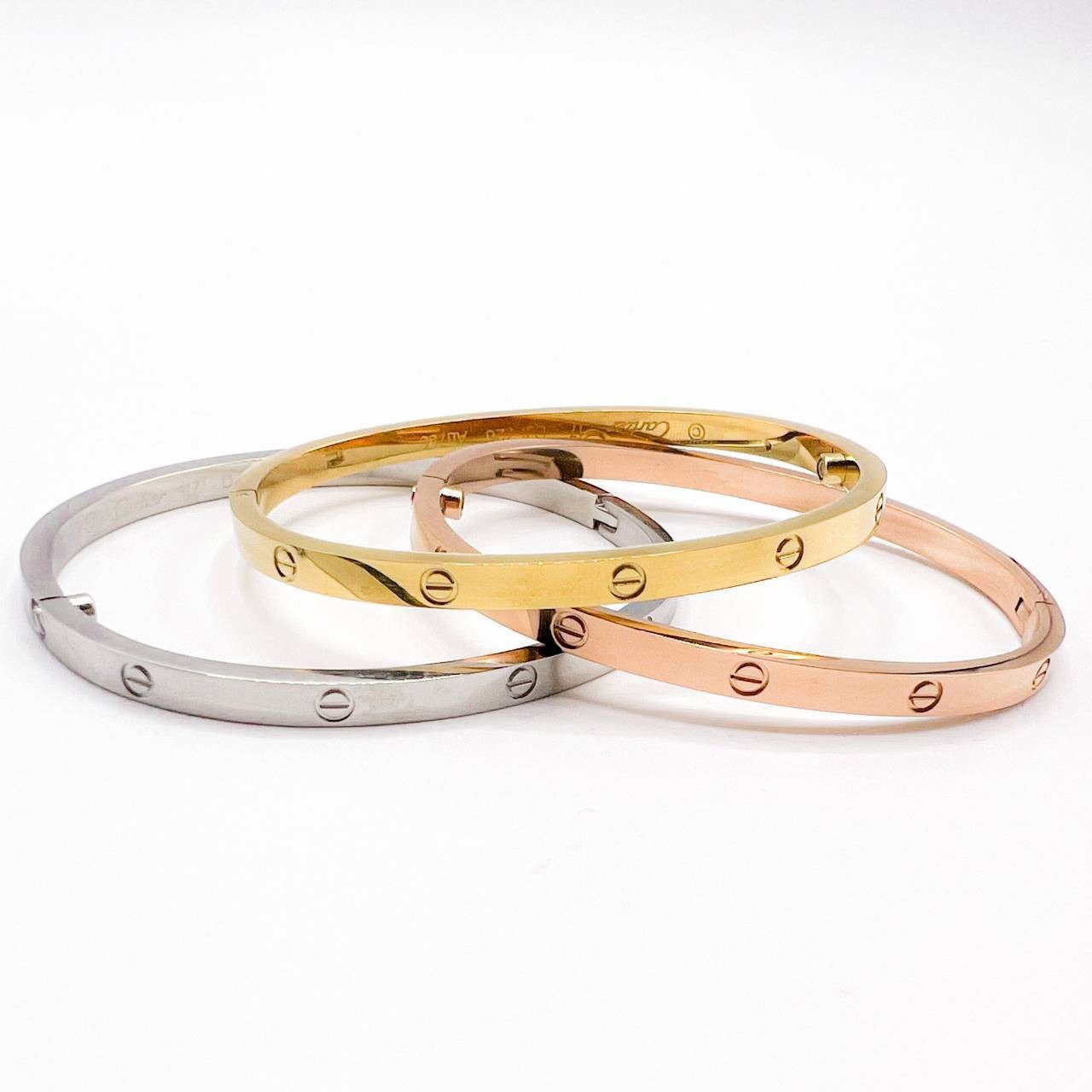 CARTIER LOVE BRACELET กำไลข้อมือคาเทียร์ Size 18 เกรดออริจินิล ปั้มทุกจุด มีเลขปั้มด้านใน วัสดุคุณภาพดี ไม่ลอกไม่ดำ พร้อมกล่องหนาตามแบบปั้มลายแบรนด์ ภาพสินค้าถ่ายจากงานขายจริง ใช้งานต่างประเทศได้