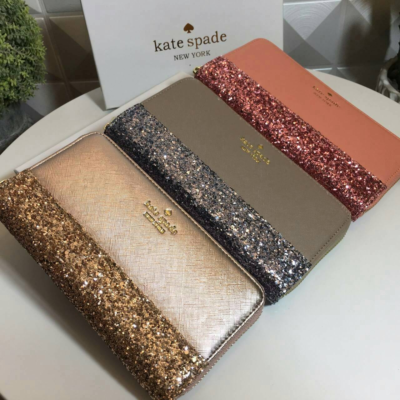 KATE SPADE LONG WALLET กระเป๋าสตางค์ใบยาวรุ่นใหม่ล่าสุดหนัง Saffiano สไตล์ PRADA สวยน่าใช้ตัวกระเป๋าตกแต่งด้วยกลิทเตอร์ ภายในมีช่องซิป1ช่อง และช่องใส่บัตรหลายช่อง ใส่เหรียญ บัตรได้เยอะ ตัวจริงสวยน่าใช้มากค่ะ