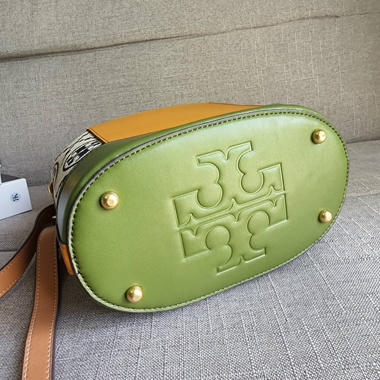 Tory Burch T Monogram Colorblock Bucket Bag กระเป๋าสะพาย ทรงบัคเกต รุ่นฮอต สไตล์ไหนเข้าได้ทุกลุค วัสดุ jacquard ตัดขอบหนังแท้ ภายในเป็นช่องโล่งกว้าง ใส่ของได้เยอะหยิบจับสะดวก มาพร้อมสายสะพายข้างหนังแท้ ถอดและปรับระดับได้สะพายชิวได้ทุกโอกาส