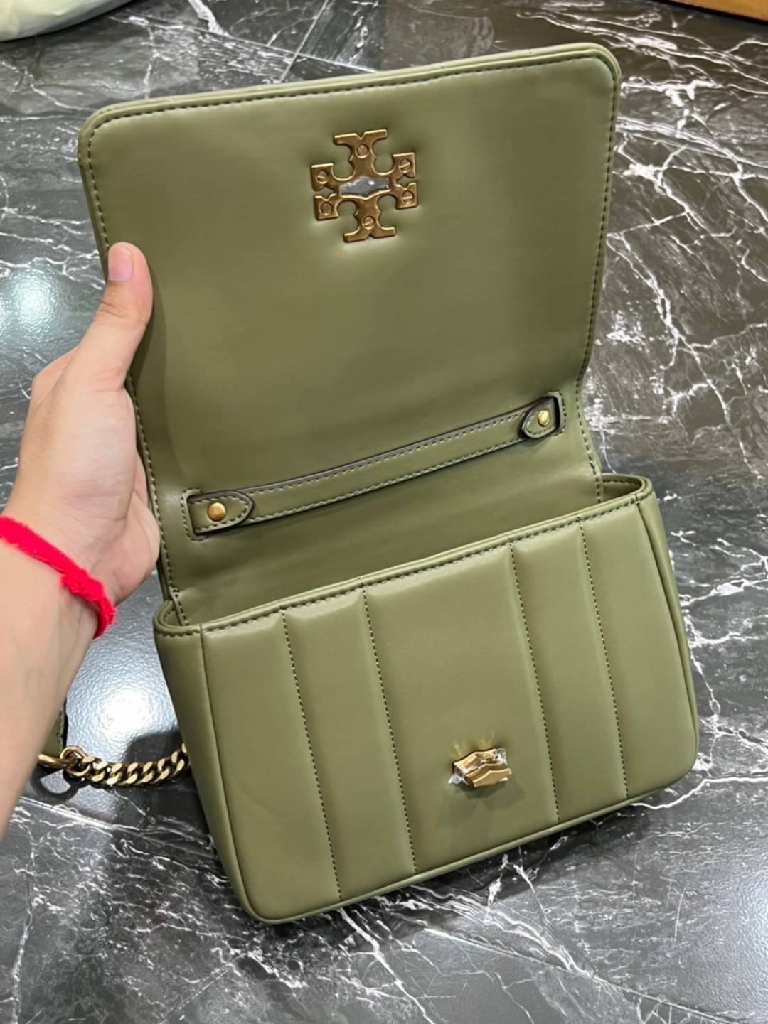 Tory Burch Our Kira shoulder bag with beveled turn-lock hardware พร้อมเสิร์ฟสีคลาสสิค กระเป๋าถือ/สะพาย ทรงสวย สะพายคล่องตัว ดีไซน์เส้นคมสวยหรู สัมผัสดีงาม นิ่มมือ เปิด-ปิดด้วยอะไหล่บิดล็อค ภายในเป็นช่องโล่ง สะพายไปไหนก็สะดวก แนะนำสวยก่อนใครได้ที่นี่ จัดไป