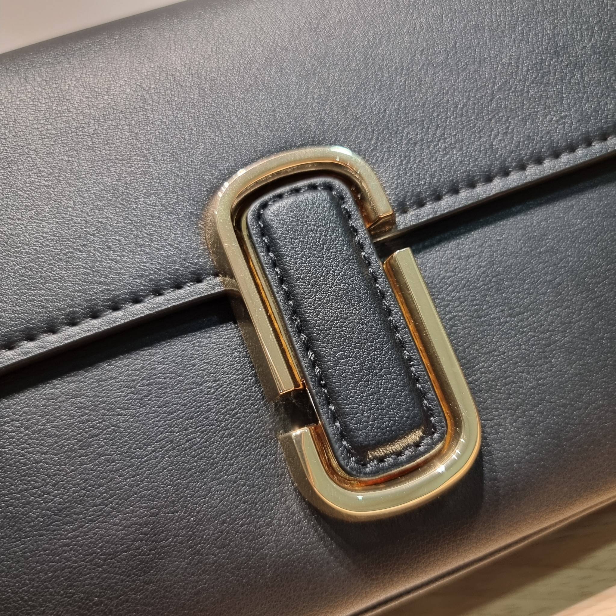 MARC JACOBS THE J MARC SHOULDER BAG คอลเลคชั่นใหม่ล่าสุด สวยฟาดกว่าใคร ใบไหนๆก็ต้องหลีก กับกระเป๋าสะพายไหล่สุดหรู รูปทรงใช้งานง่าย ดีไซน์เรียบ แต่แฝงไปด้วยความผู้ดี ดูแพง