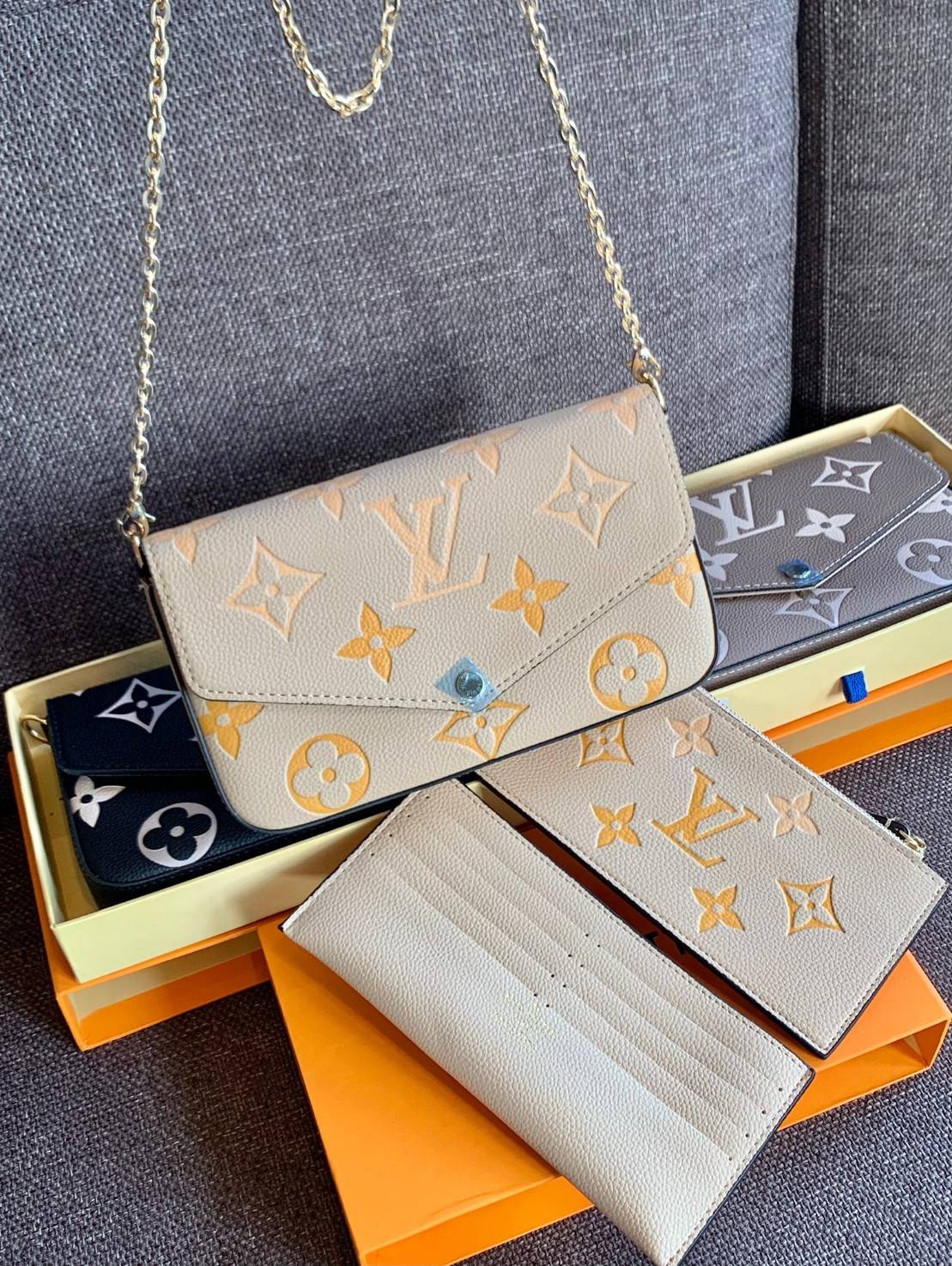 VIP 】Louis Vuitton Pochette Felicie ใบจริงหนังสวยมากๆค่า! ✔️กระเป๋าแบบคลัท มีสายสะพายโซ่มาให้ด้วยค่ะ ✔️หนังแกะสังเคราะห์อย่างดี ลายหนังสวย ปั้มลายแบรนด์ทั้งใบ ✔️รุ่นนี้มาพร้อมกระเป๋าเล็ก สำหรับใส่บัตรได้1ใบ//ใส่ธนบัตรแบบมีซิปรูดอีก1ใบ