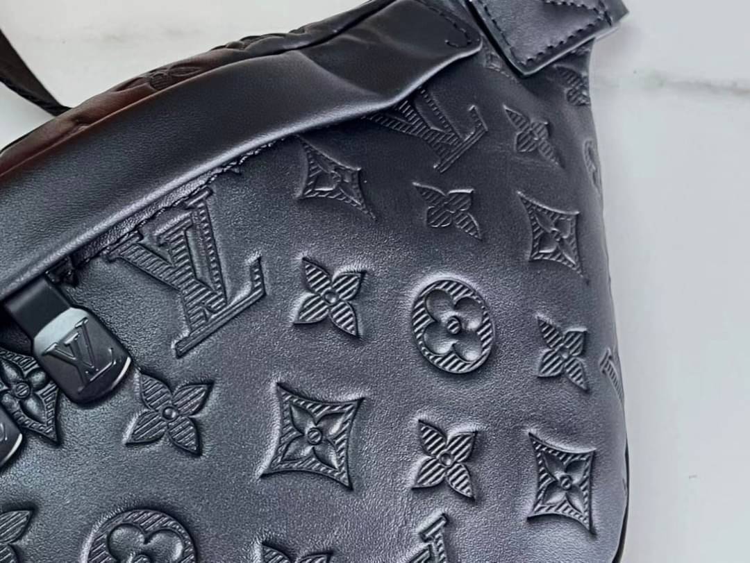 LV Discovery Bumbag Black Monogram Shadow Kalbsleder / LV Belt Bag เกรดใช้งานสลับใบจริงได้ เทพออริจินอล เนื้องานสวยงาม หนังแท้ ใช้ได้ทั้งชายหญิง ภาพสินค้าถ่ายจากงานขายจริงใช้งานต่างประเทศได้