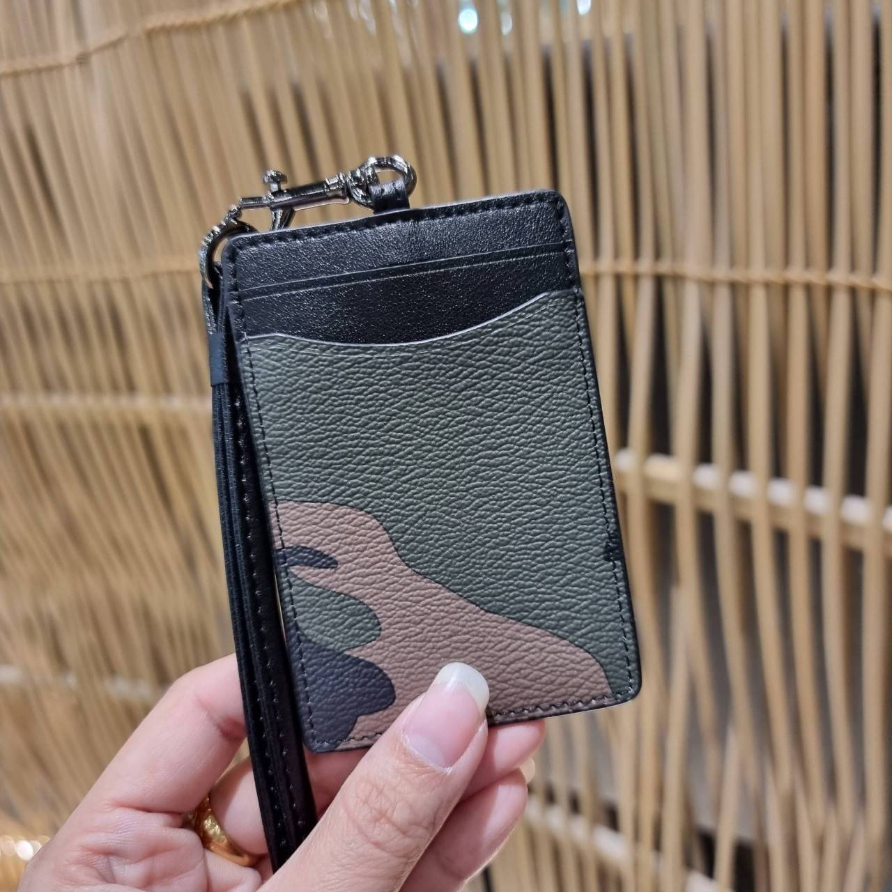 COACH C3305 ID LANYARD IN COLORBLOCK SIGNATURE CANVAS ง่ายๆแบบไม่ธรรมดา!! คลาสสิคแต่มีดีเทลโดดเด่น!! กระเป๋าถนอมบัตร พร้อมสายคล้องคอ ดีไซน์ลวดลายสวย ดูดีทุกแบบ ใช้งานง่าย พกพาสะดวก จะใส่บัตรพนักงาน บัตรเครดิต บัตรปชช. ใบขับขี่ และบัตรอื่นๆที่อยากจะใส่!! ต