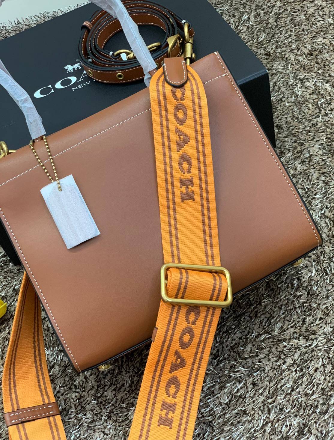 สินค้าออกใหม่ยังไม่ช้อปเข้าไทยจ้าา พร้อมส่งที่นี่ที่เดียว แค่สายสะพายก็คุ้มแล้วจ้าา! COACH CASHIN CARRY TOTE ((C8544)) พร้อมส่งที่ไทย สวยก่อนใครรับสงกรานต์นี้ค่าา! กระเป๋าทรงTote หนังแท้เรียบ นิ่มสวยงามค่ะ