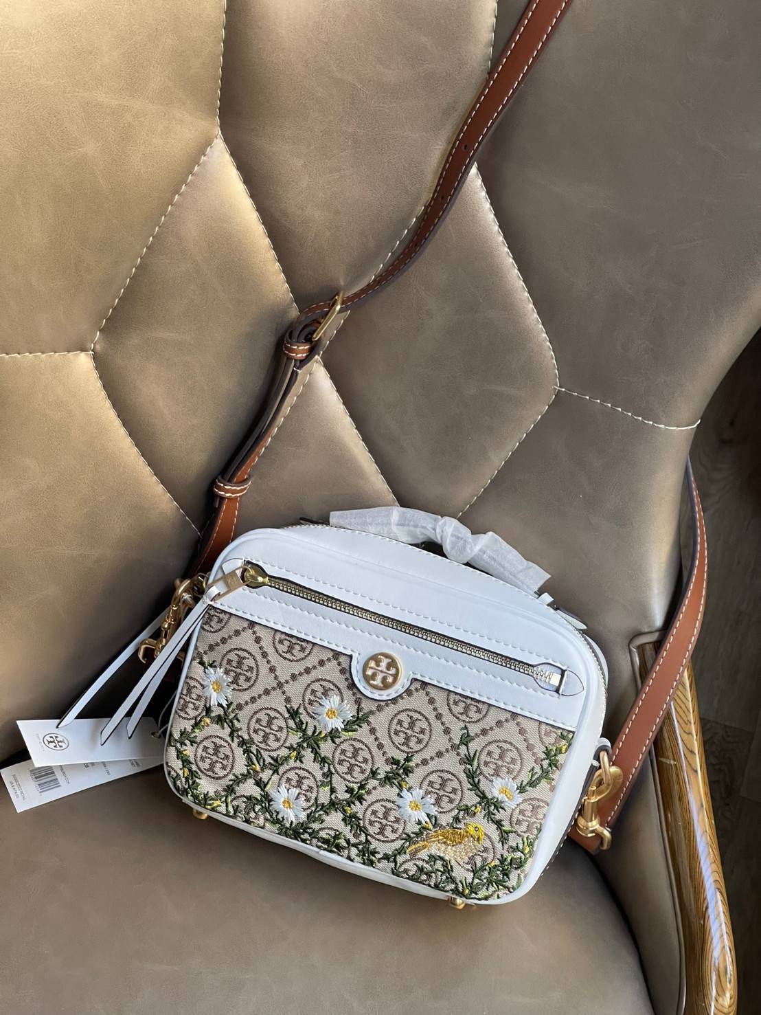 ของแท้ 💯% 】TORY BURCH T MONOGRAM JACQUARD CAMERA BAG การออกแบบที่เรียบง่าย แต่ยังคงความหรูหราเอาไว้ โดดเด่นด้วยลวดลาย T Monogram ซึ่งสามารถบ่งบอกความเป็นตัวตนของแบรนด์ได้อย่างชัดเจน