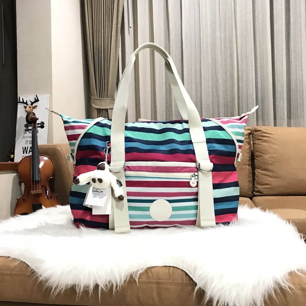 NEW ARRIVAL! KIPLING ART (LARGE) TOTE BAG 2018 กระเป๋าถือหรือสะพายรุ่นใหม่ใบใหญ่จุใจสาวๆที่สัมภาระเยอะ วัสดุ Nylon+Polyester 100% น้ำหนักเบา โดดเด่นที่สามารถรูดซิปมุมกระเป๋าเปลี่ยนทรงได้ไม่จำเจ มีหูหิ้วสะพายไหล่ได้ มือจับหูหิ้วเป็นหนังปั้มโลโก้ พวงกุญเเจล