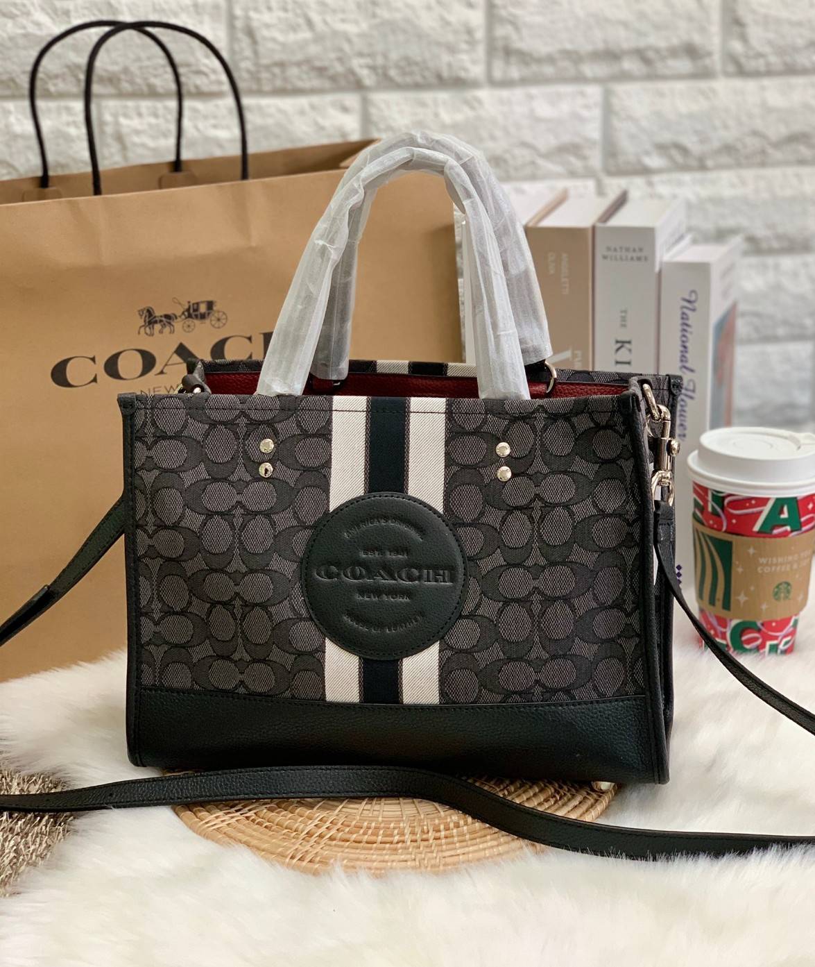 พร้อมส่ง 4ลาย 🌈ไม่มีในช๊อปไทยจร้าา😘 COACH DEMPSEY CARRYALL IN SIGNATURE JACQUARD WITH STRIPE AND COACH PATCH (C2826,C1527,C4113) พร้อมส่งความสวย! คุณภาพจัดเต็มค่ะ กระเป๋าทรงTote วัสดุ Jackquard+หนังแท้ ได้ลงตัวสวยงาม ด้านหน้ามีโลโก้แบรนด์ว
