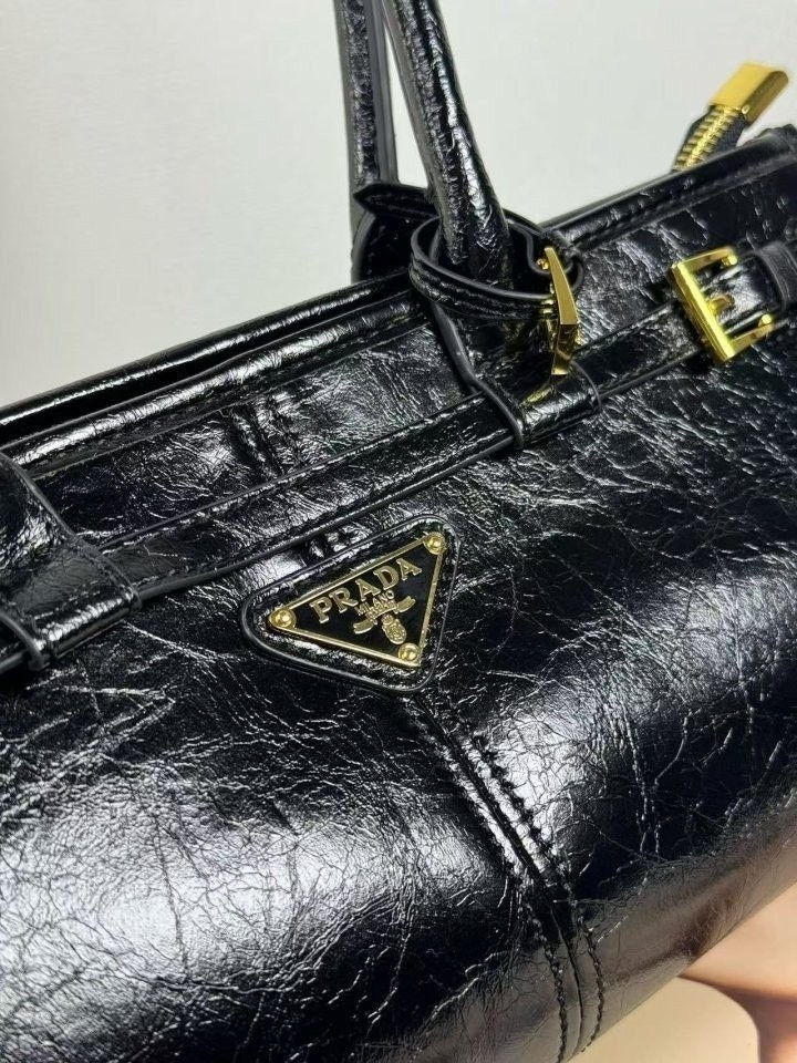 PRADA Leather Bonnie Top-Handle Bag กระเป๋าถือ/สะพายไหล่สุดชิค งานหนังยับสวยเก๋ สวยเด่นเป็นเอกลักษณ์ ดีไซน์คาดหน้าสุดเท่ หูจับยาวในตัวง่ายสะดวกพกพา
