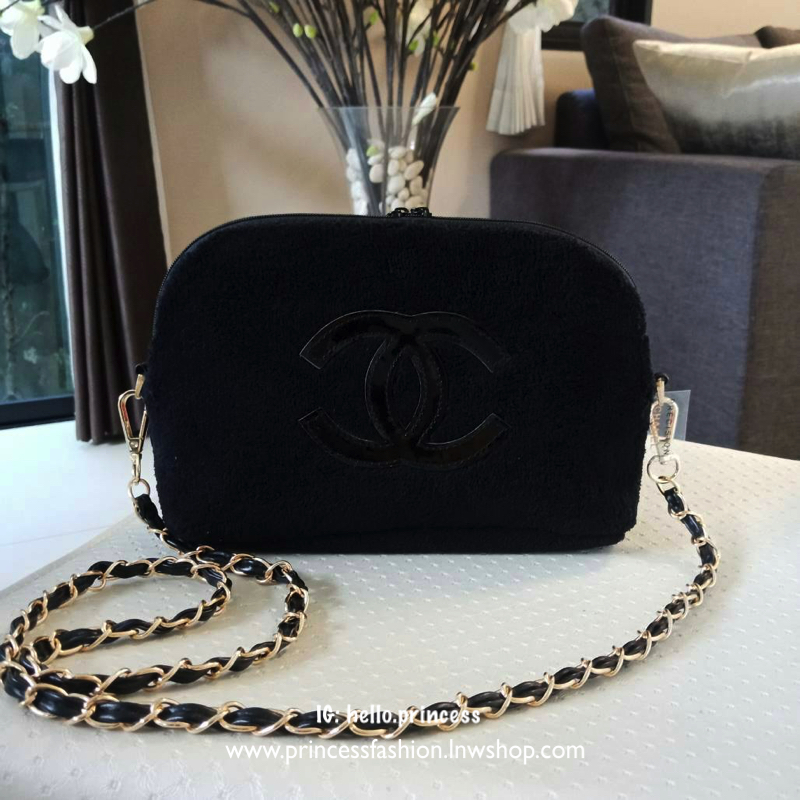 New Arrival!! อีกหนึ่งทรงขายดี กับรุ่นนี้คะ Chanel Precision wolf crossbody bag with chain กระเป๋าทรงโดมผ้าวูฟขนนุ่มเต็มใบ ด้านหน้าปักโลโก้CC หนังแก้วสวยหรู ด้านในเปิดปิดด้วยซิปบุผ้าสีแดงปั้มแบรนด์สวยหรู สายโซ่อะไหล่รมควัน ถอดถือเป็นคลัชต์ออกงานได้! 2IN1 