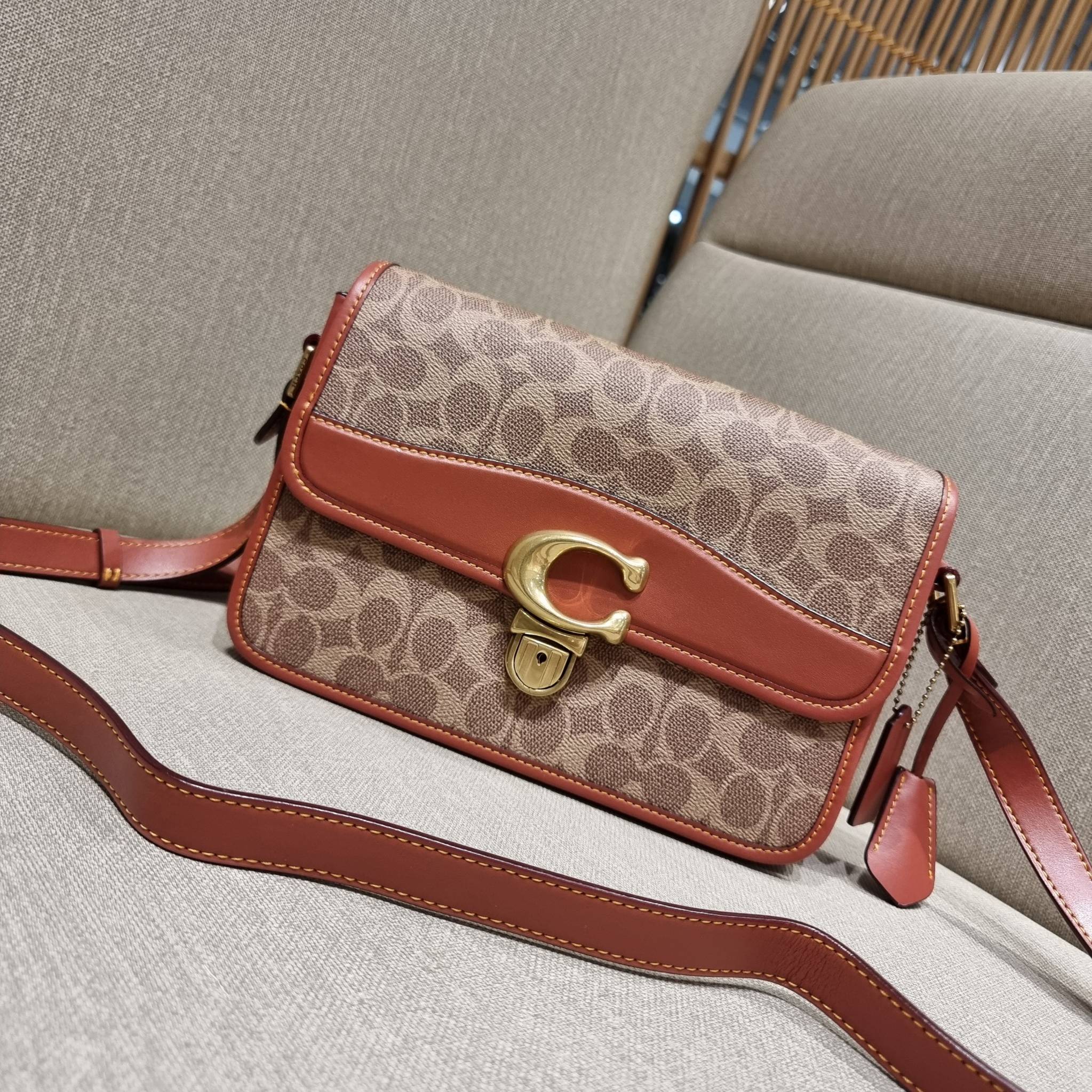 OUTLET 】COACH STUDIO SHOULDER BAG IN SIGNATURE CANVAS (C6639 C6640) สีใหม่รับความเฮง กับคอลเลคชั่นใหม่สุดอีกหนึ่ง!! มาแบบเลิศๆหรูๆมากแม่ กระเป๋าสะพายข้างลุคไฮน์ ที่ดีไซน์ออกมาได้ปัง และดูแพงมากๆ ด้วยดีเทลคลาสสิคผสานความเป็นเอกลักษณ์ เรียบง่ายแต่แฝงความมีด