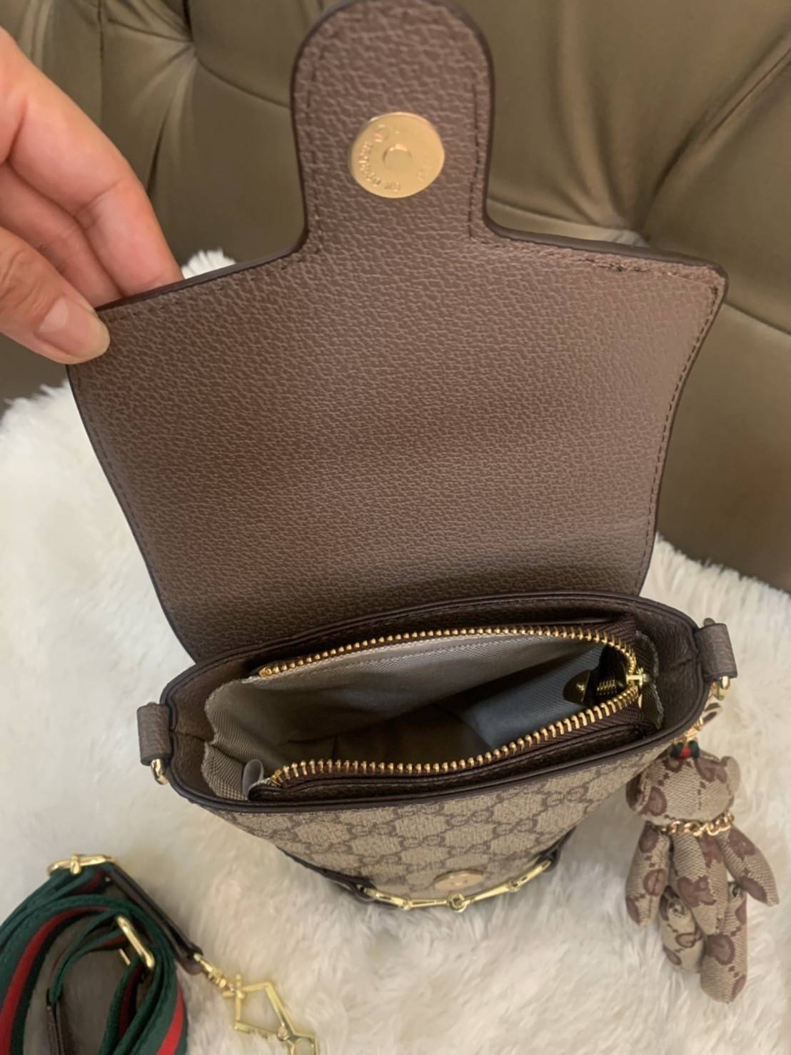 กระเป๋าสะพาย กระเป๋าใส่โทรศัพท์ งานแฟชั่นคลาสสิก Gucci Gag VIP GIFT WITH PURCHASE (GWP) พรีเมี่ยมกิ้ฟ Limited Edition รูปทรงถัง วัสดุcalfskin อะไหล่ทอง ลวดลายชิกเนเจอร์ โมโนแกรม GG เพิ่มความน่ารักด้วยพวงกุญแจเข้าชุดตุ๊กตาห้อยข้าง น่ารักมากมาย มาพร้อมสายสะ