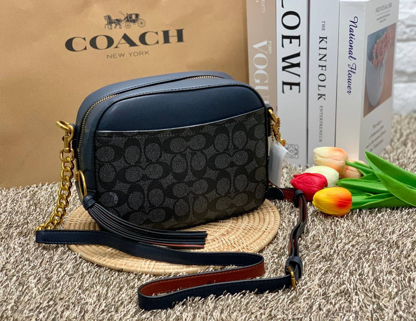 สินค้าขายดี พร้อมสีใหม่ 3สี ในไทยยังไม่มีค่ะ !! COACH SIGNATURE CROSSBODY BOX BAG ((F31208)) กระเป๋าสะพายวัสดุหนังแท้ จาก coach factory outlet หนังนิ่ม ทรงสวย ตัวกระเป๋าลายแบรนด์ ตัดขอบหนังเรียบได้สวยงามค่ะ ด้านหน้า-หลัง มีช่องสำหรับใส่ของ เปิดปิดกระเป๋าแ