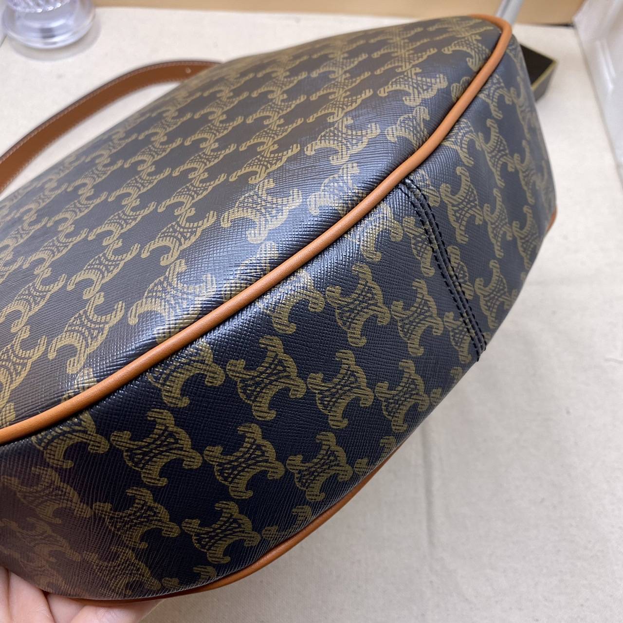 CELINE HOBO / CELINE HELOISE BAG IN SUPPLE CALFSKIN ไปตามตาลิซกัน ^^ เดอะเบสท์เซลเลอร์ต้องยกให้ กับกระเป๋าสะพาย ฟังก์ชั่นสุดเลิศ จุของได้เยอะ ดีไซน์รูปทรงใช้งานง่าย