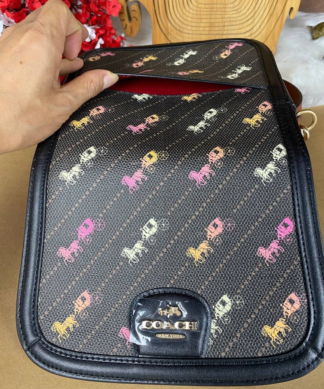 OUTLET 】COACH SADDLE BAG WITH HORSE AND CARRIAGE DOT PRINT (COACH C4059) กระเป๋าสะพายข้าง ลายม้าและรถลาก item ใหม่ที่สาวๆต้องมีนาทีนี้ห้ามพลาด รูปทรงโค้งมน วัสดุ พีวีซี ผ้าใบเคลือบพิมพ์ลายเป็นหนังเรียบ ทนทานและกันคราบสกปรกทั้งสี่ด้านเป็นหนังคุ้มสุดๆ ภายใน